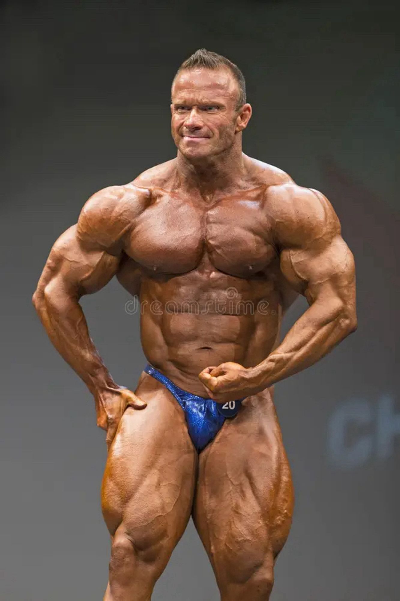 Bild eines deutschen Bodybuilder. Keine Ahnung wie der heißt. Viele Muskeln. Blaues Höschen. Braungebrannt wie Mandeln auf dem Weihnachtsmarkt. Will mit Dir über Made in Germany reden.