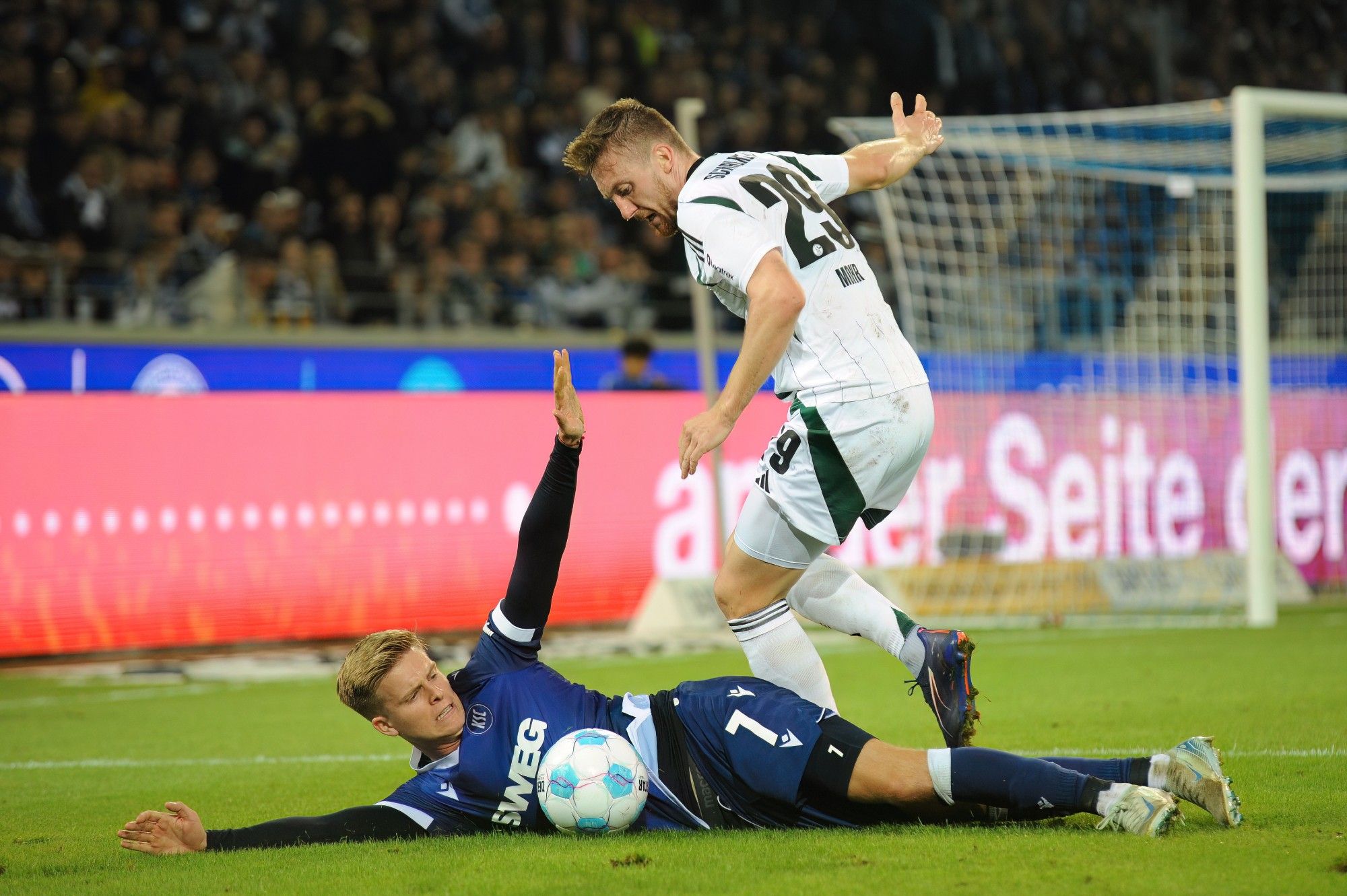 Tobias Mohr (FC Schalke 04, #29) gegen Dženis Burnić (Karlsruher SC, #7) beim Spiel in der 2. Bundesliga, Karlsruher SC - FC Schalke 04 im BBBank Wildpark.