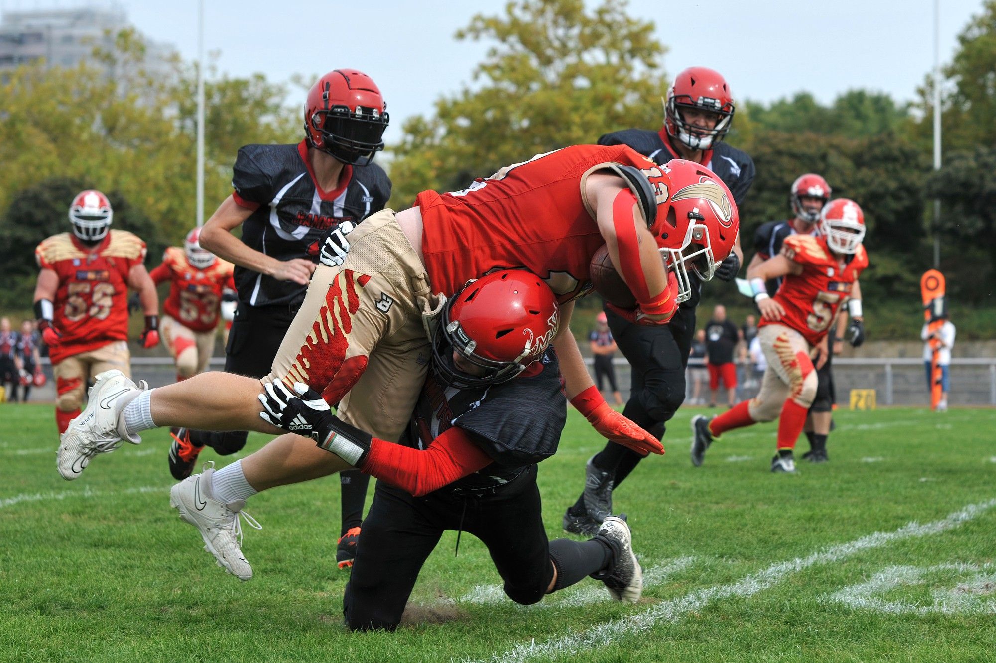 Maximilian Gabriel Bergmann (Badener Greifs, #13) gegen Christoph Bürhle (Kuchen Mammuts, #36) beim Spiel in der American Football Relegation zur Landesliga Baden-Württemberg, Badener Greifs - Kuchen Mammuts im Carl-Kaufmann-Stadion.