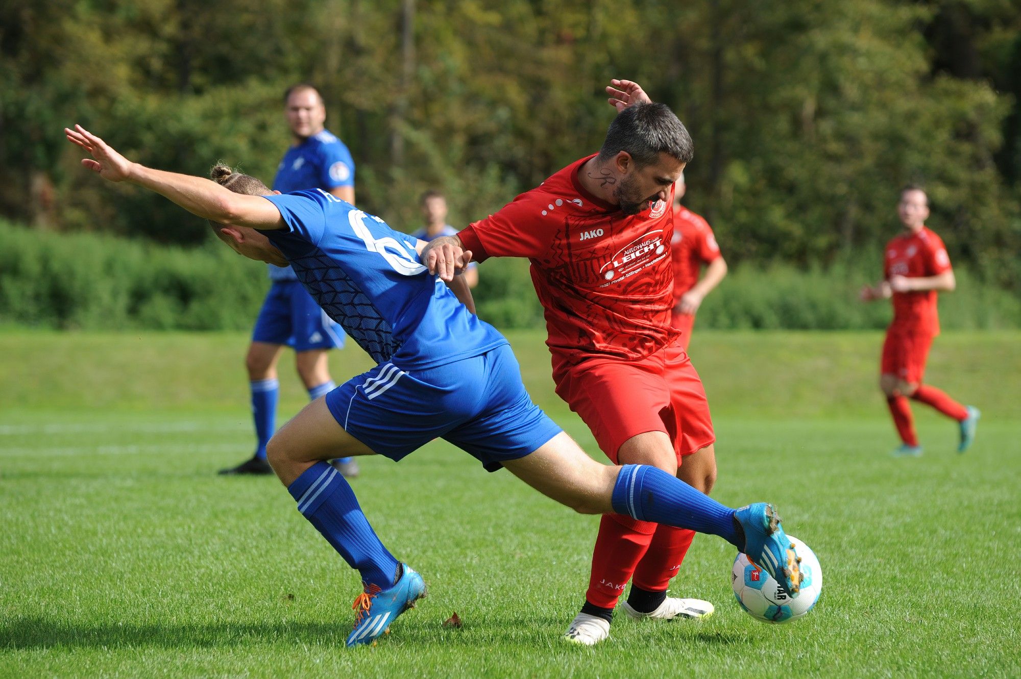 Fabian Frank (FC Südstern Karlsruhe 2, #63) gegen Rosario Ragusa (SpVgg Söllingen 2, #20) beim Spiel in der bfv-Kreisklasse B2 Karlsruhe, FC Südstern Karlsruhe 2 - SpVgg Söllingen 2. Fun fact: In der zweiten Halbzeit stellte der Schiedsrichter drei Spieler des FCS mit Gelb-Rot vom Platz. Die Mannschaft aus Söllingen spielte so mit einer deutlichen Überzahl, konnte aber kein weiteres Tor für sich erzielen und das Spiel endete 0:1.