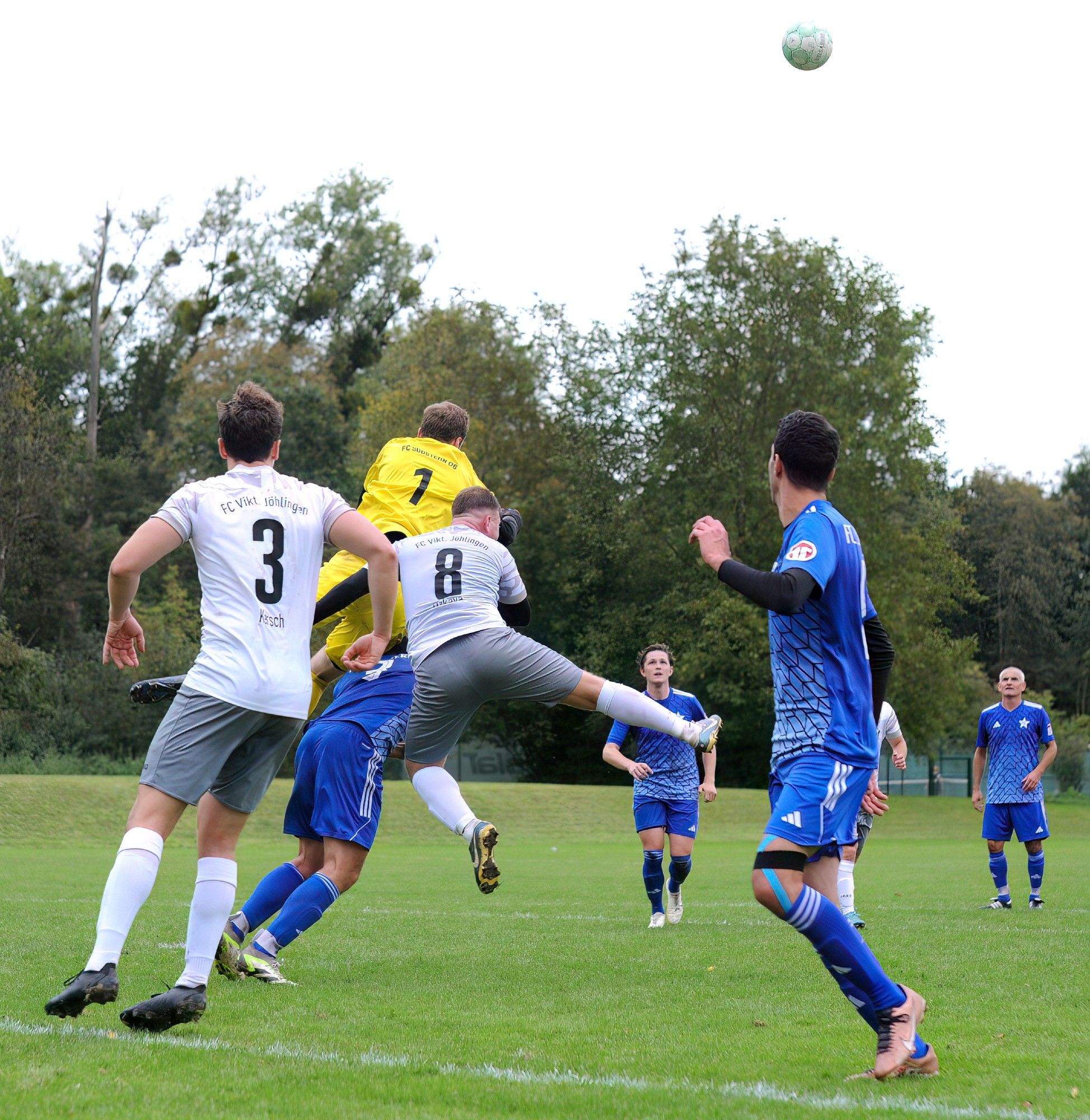 Nils Hautkapp (FC Südstern Karlsruhe, #1) gegen Mert Özkaya (FC Viktoria Jöhlingen, #8) beim Spiel in der bfv-Kreisklasse A2 Karlsruhe, FC Südstern Karlsruhe - FC Viktoria Jöhlingen.