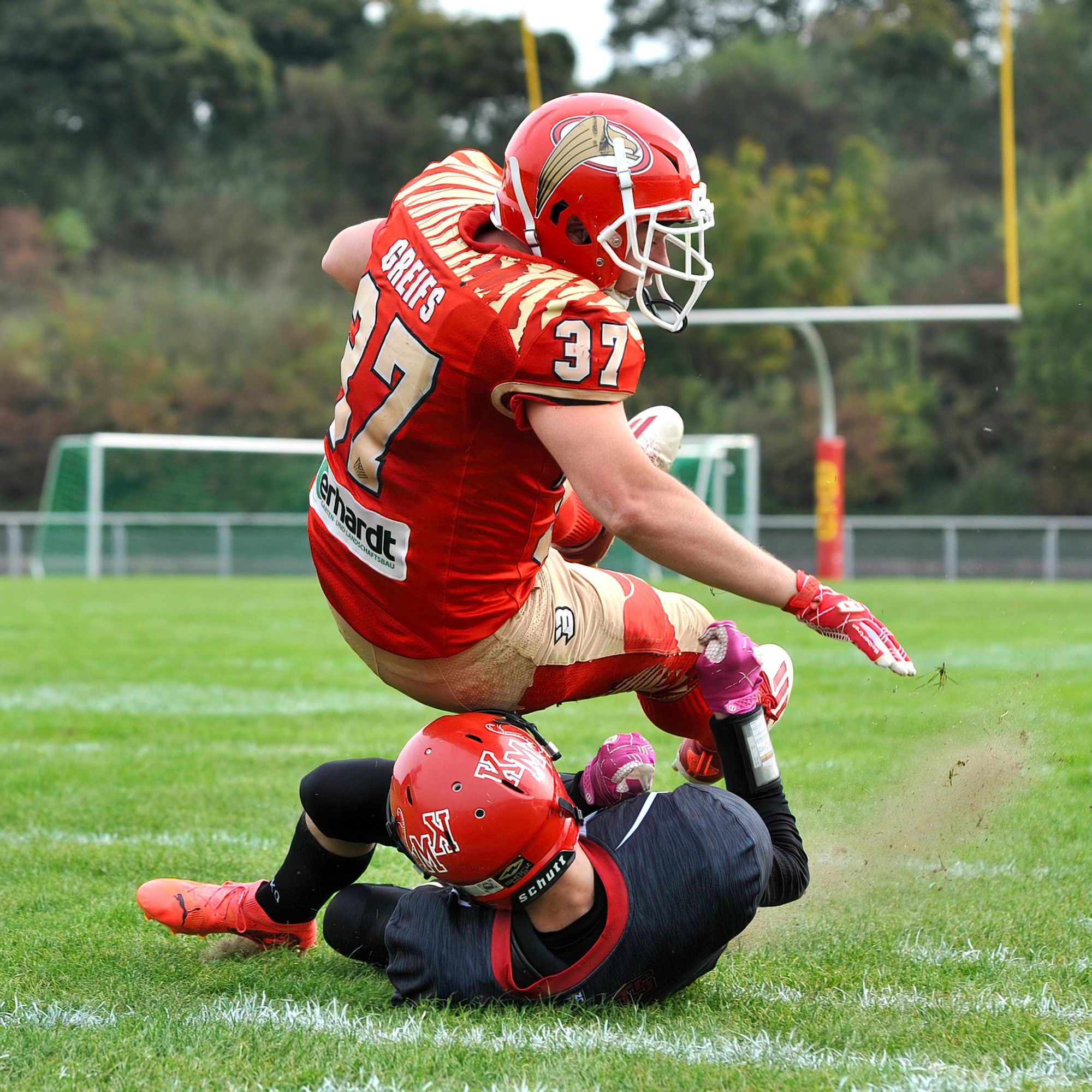 Roman Miller (Badener Greifs, #37) gegen Felix Schubert (Kuchen Mammuts, #8) beim Spiel in der American Football Relegation zur Landesliga Baden-Württemberg, Badener Greifs - Kuchen Mammuts im Carl-Kaufmann-Stadion.