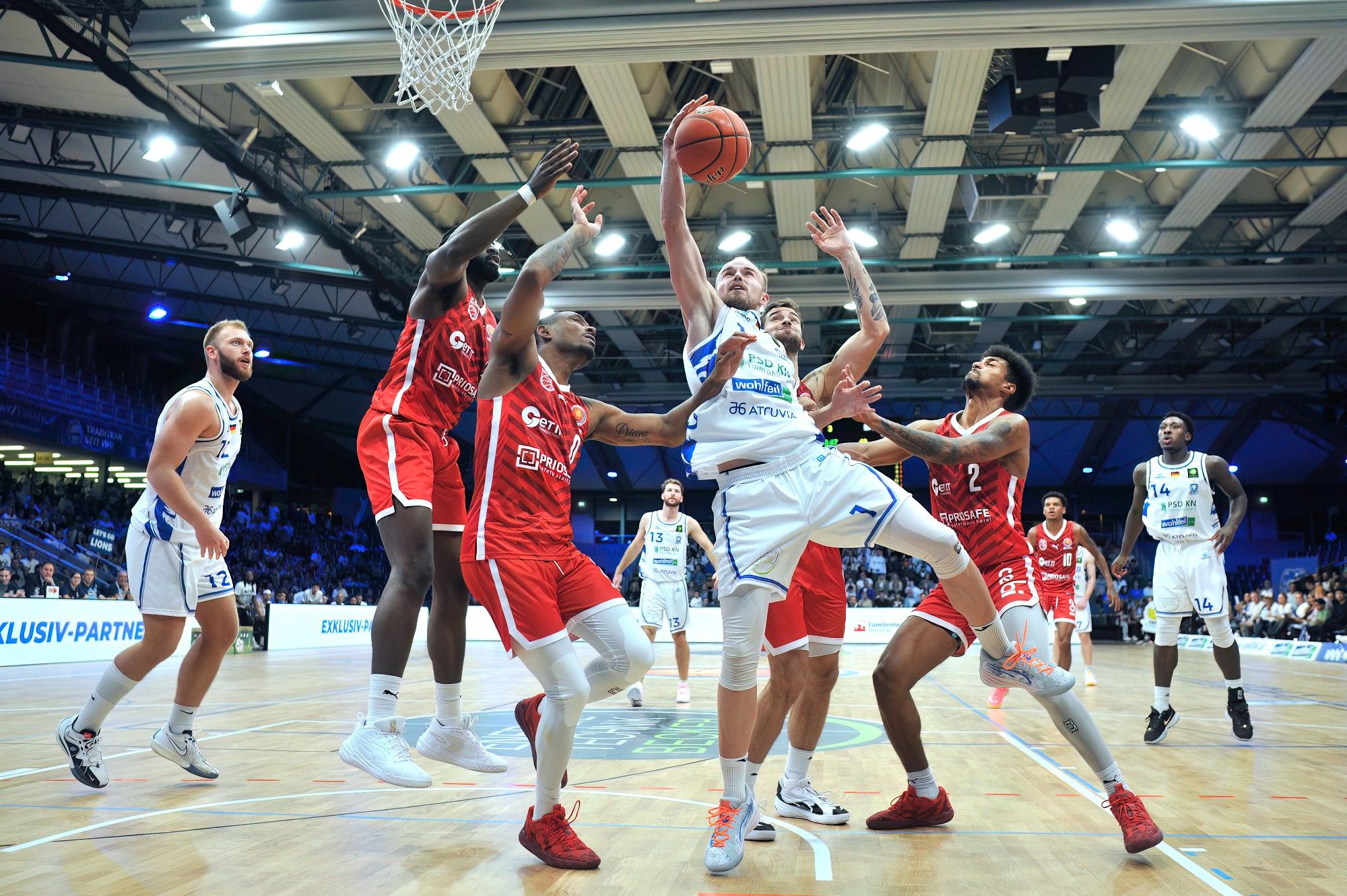 Lukas Herzog (PS Karlsruhe LIONS, #1) beim Spiel in der 1. Pokalrunde beim BBL-Pokal, PS Karlsruhe LIONS - Bamberg Baskets in der Europahalle.