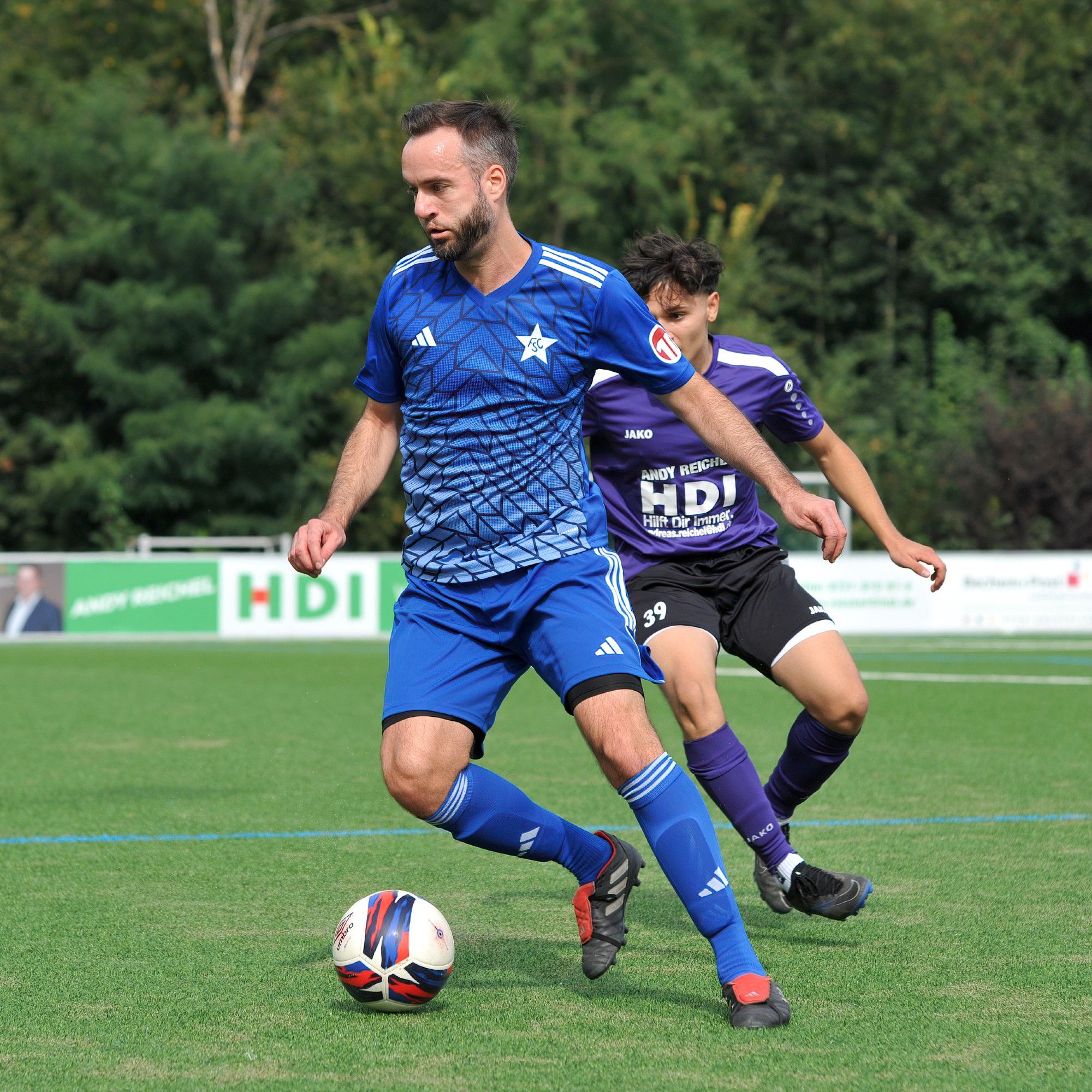 Mathias Kilzer (FC Südstern Karlsruhe 2, #36) gegen Valmir Gashi (SpVgg Durlach-Aue 2, #39) Spiel in der bfv-Kreisklasse B2 Karlsruhe, SpVgg Durlach-Aue 2 - FC Südstern Karlsruhe 2