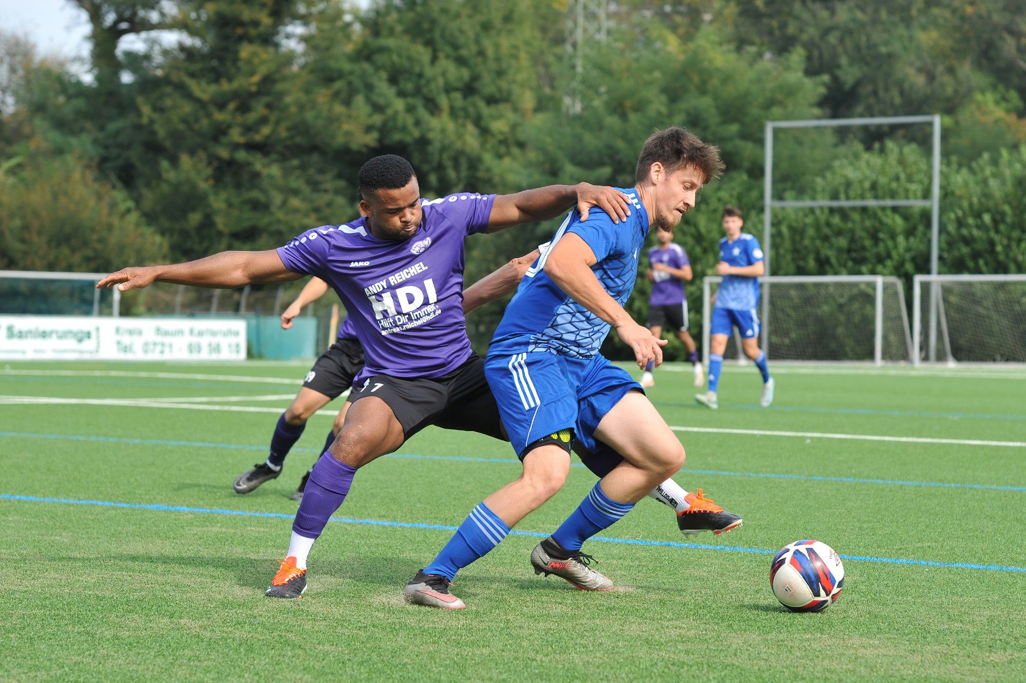 Johannes Dettweiler (FC Südstern Karlsruhe 2, #70) gegen Jestino Mufula (SpVgg Durlach-Aue 2,#7) beim Spiel in der bfv-Kreisklasse B2 Karlsruhe, SpVgg Durlach-Aue 2 - FC Südstern Karlsruhe 2. Das Match konnten die Jungs vom Südstern 2:3 für sich entscheiden. Eigentlich etwas überraschend, aber die Punkte nehmen sie gern mit.