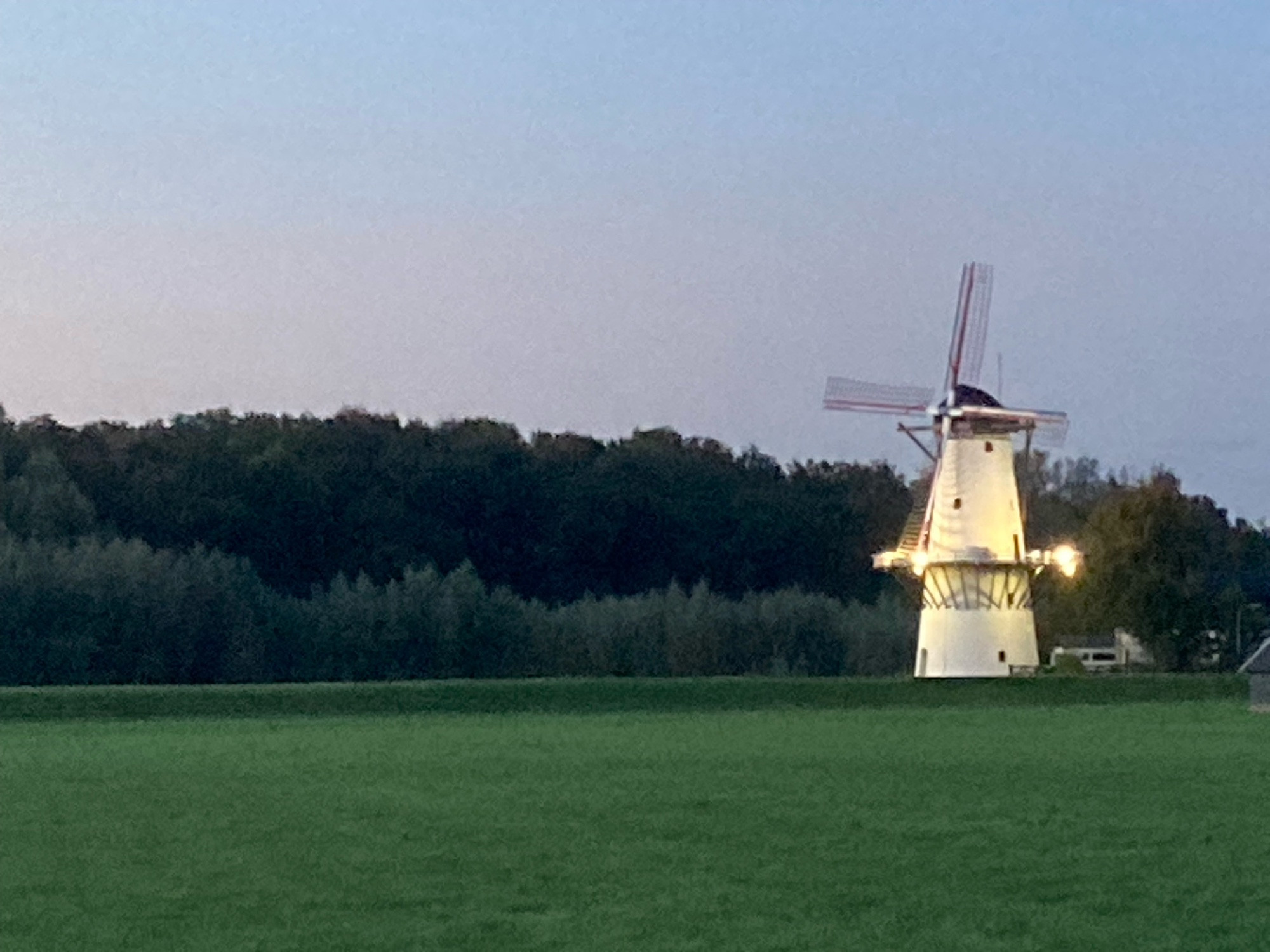 Verlichte Molen van Enspijk (langs de Linge) in avondlicht