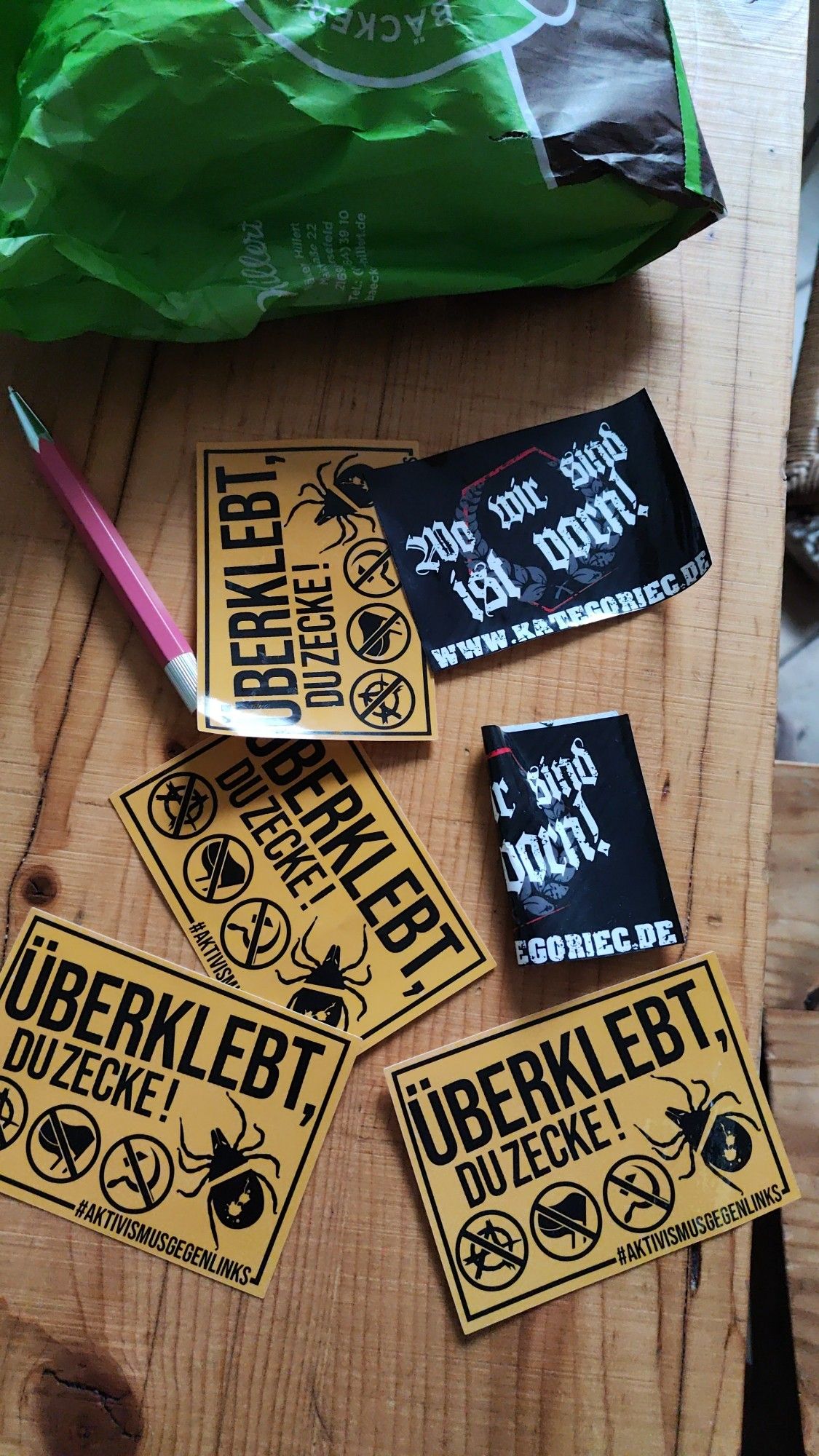 Entfernte Sticker von Kategorie C (rechtsradikale Band) und "Überklebt du Zecke" Sticker mit durchgestrichenen Antifa Symbolen