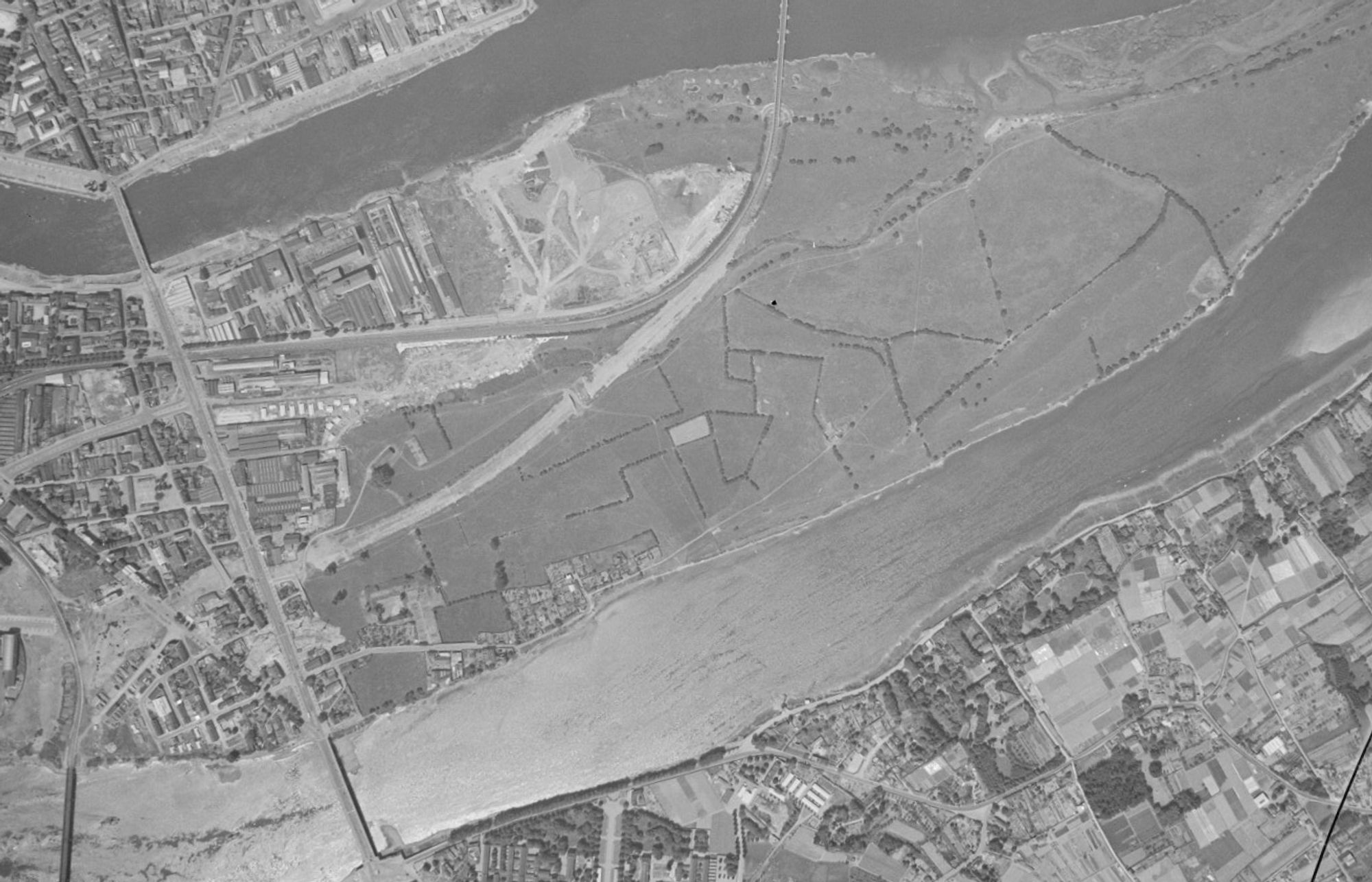 Vue Aérienne du quartier en 1952, les boires et étier de Loire ont été comblé pour relié les différentes prairies/îles
Source: IGN
Identifiant de la mission : C1223-0041_1952_F1023-1223_0039
Numéro : 39
Échelle : 1/26292
Type de cliché : Argentique
Date de prise de vue : 27/05/1952