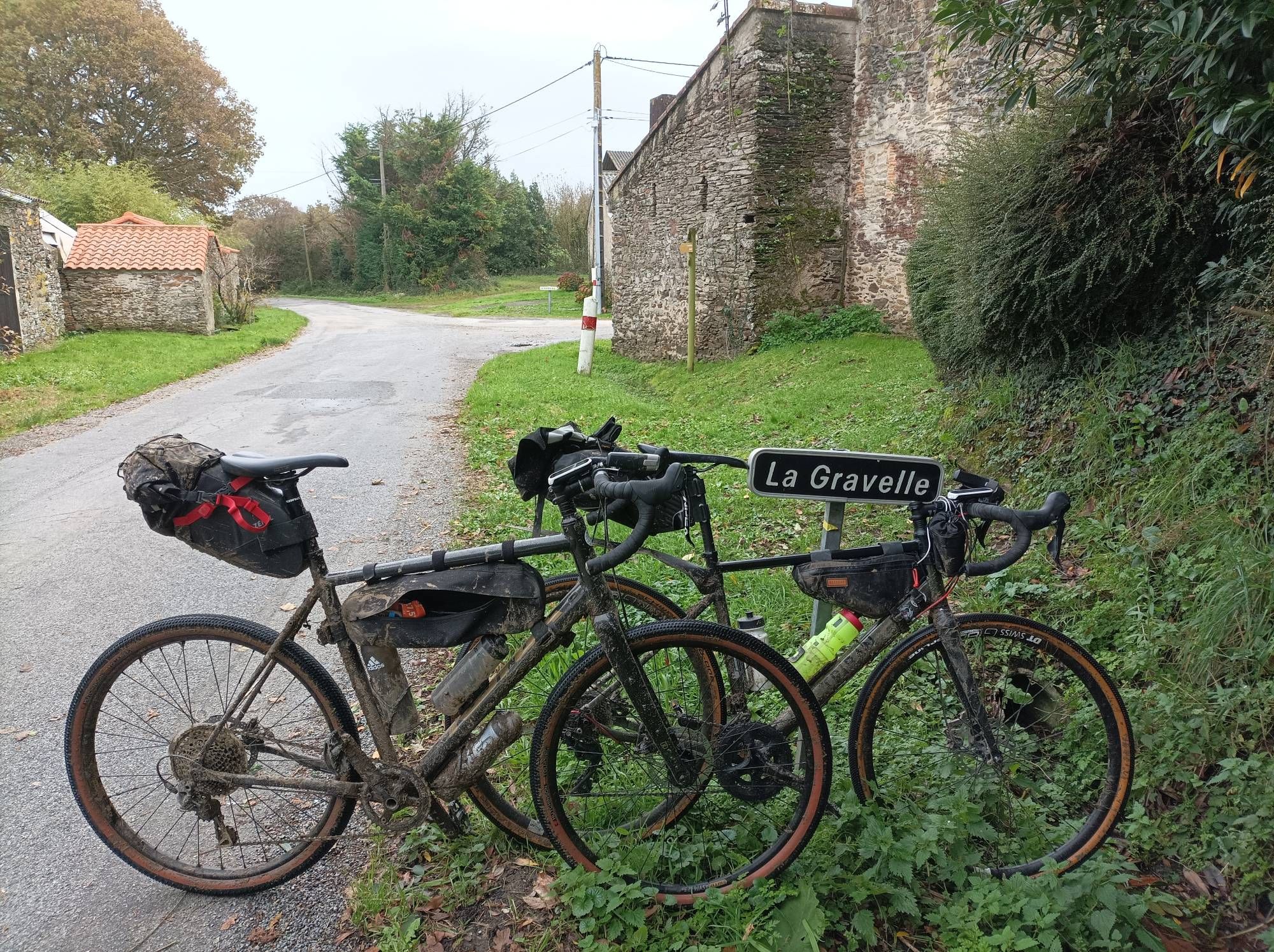 Deux Gravel devant le panneau du lieu-dit La Gravelle