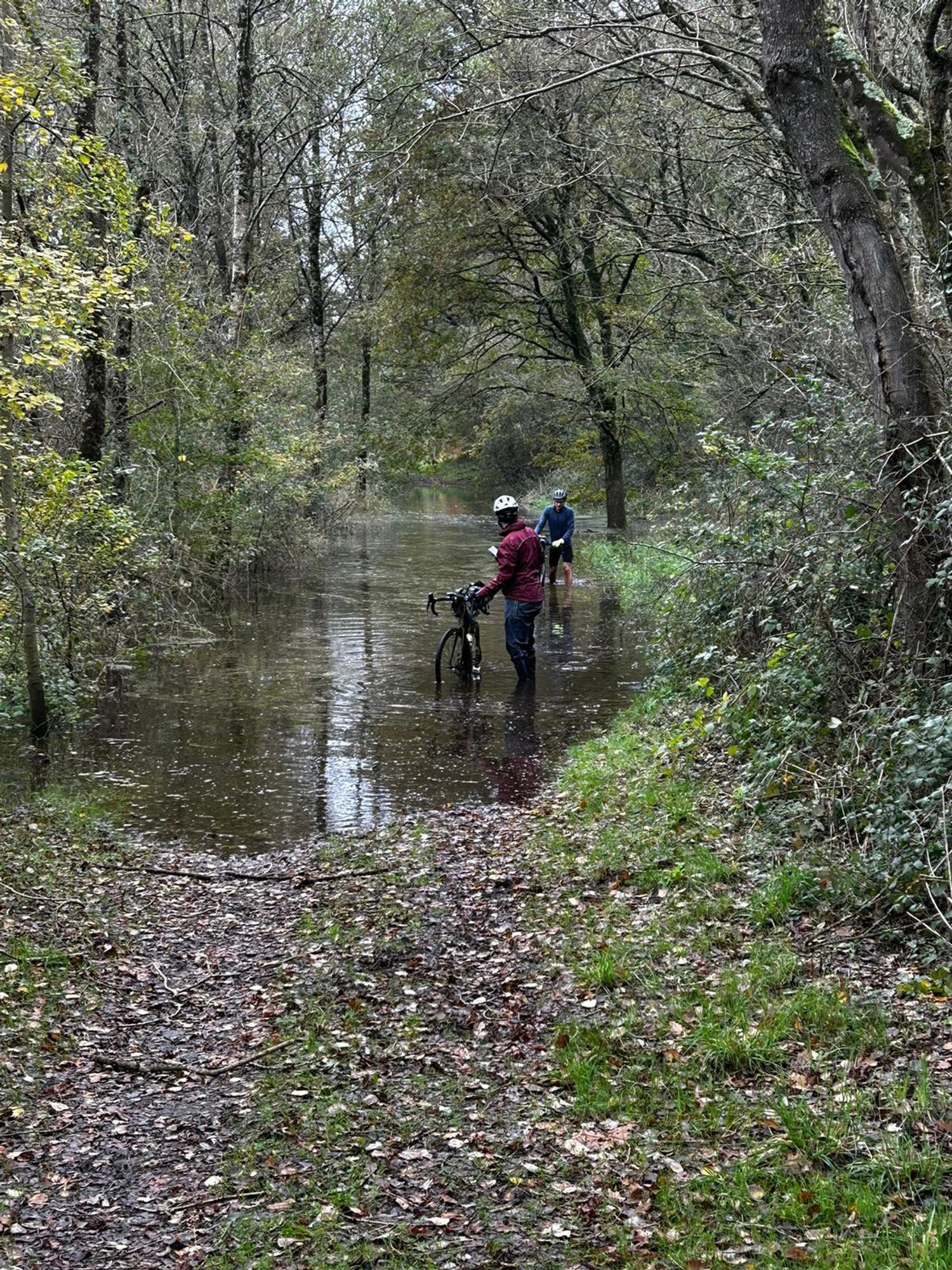 De l'eau et en dessous un chemin normalement.
Avec 2 personnes au milieu de l'eau.