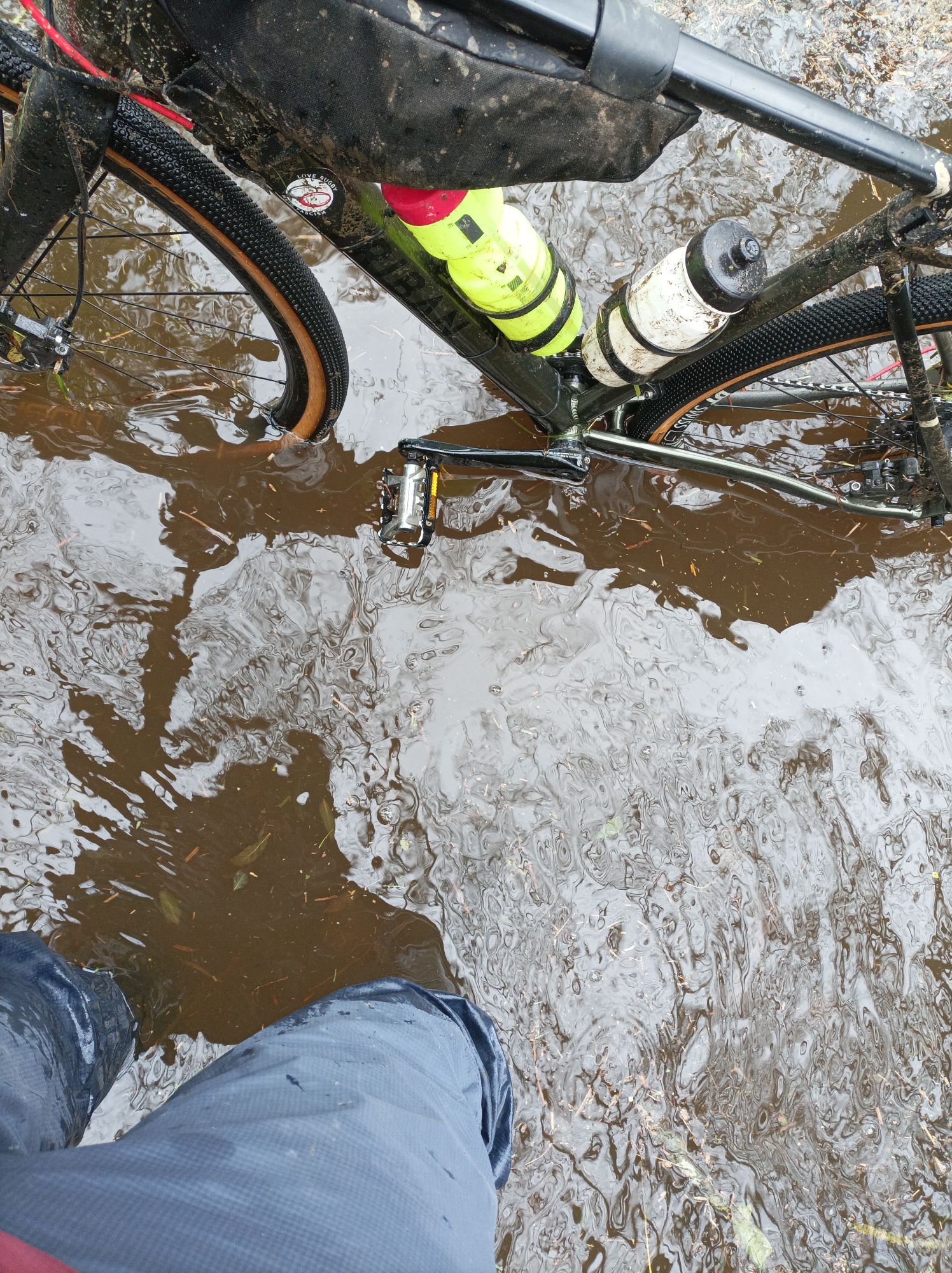 Mes pieds est mon vélo dans l'eau