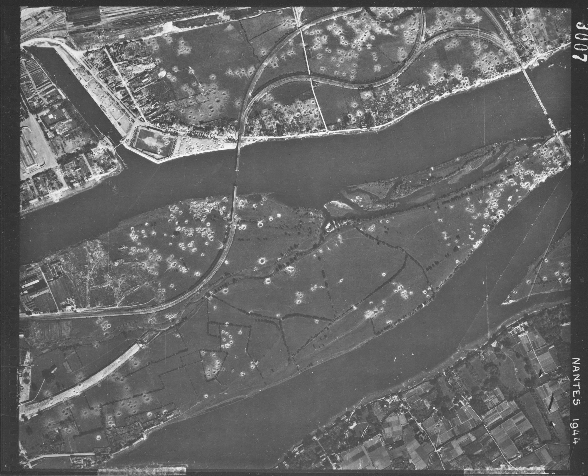 Vue aérienne du quartier en 1944. On peut reconnaitre aisément : les cratères des bombardements alliées, les travaux de déviation de la voie de chemin de fer Nantes-Rezé afin de libérer l'emprise ferroviaire du boulevard Vincent Gâche.
Source: IGN
Identifiant de la mission : C1223-0831_1944_106G2797_3007
Numéro : 3007
Échelle : 1/10312
Type de cliché : Argentique
Date de prise de vue : 11/09/1944