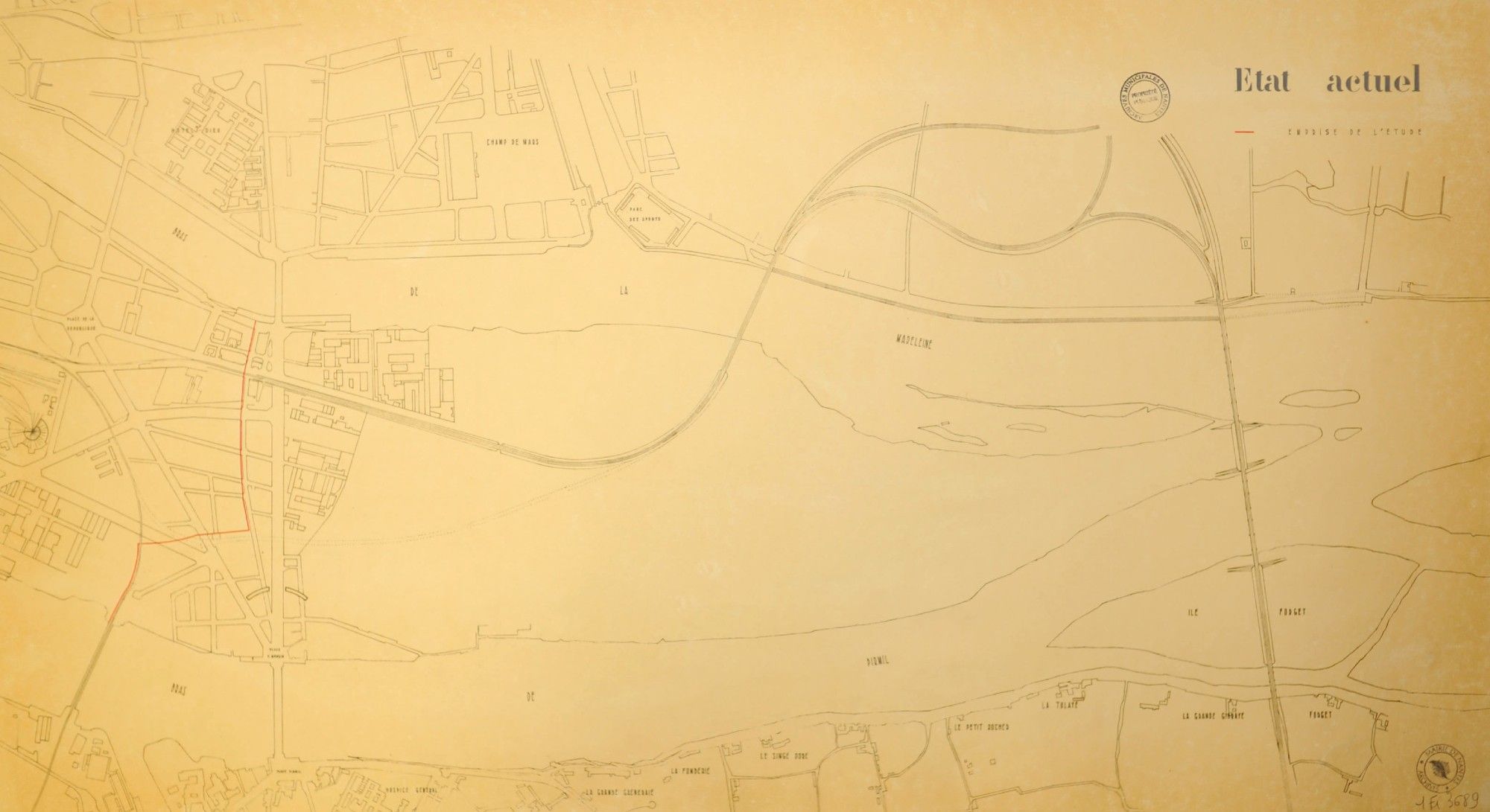 Plan avant le projet (début 1950 donc)
Cote : 1Fi3689 - Plan d'aménagement de l'île Beaulieu (1954)

Analyse : Plan d'aménagement de l'île Beaulieu: état actuel .
Délimitation de l'emprise de l'étude par un trait rouge.
Réalisé par M. Favraud le 15 juin 1954.

Auteur(s) : FAVRAUD (M.) [ Auteur ]
Type document : Plan
Technique : Imprimé couleur
Format : 42X78
Support : Papier
Etat matériel : Bon
Série : Fi - Documents Figurés
Sous-série : 1Fi - Cartes et plans depuis 1790 - Voir le fonds d'origine

Mode d'entrée : Versement
Réalisé en : 1954

Original Consultable : NON
Termes d'indexation :  - [Auteurs] FAVRAUD (M.), - [Lieux] BEAULIEU (île), - [Personnes] FAVRAUD (Marcel),
Période historique : 20e SIECLE

Archives de Nantes