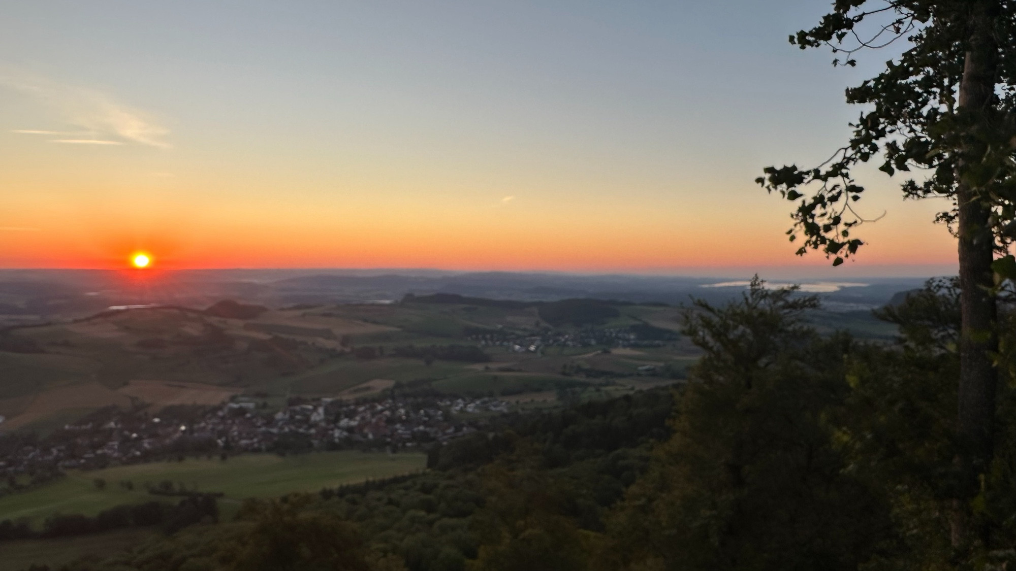 Blick über den Hegau Richtung Bodensee bei Sonnenaufgang