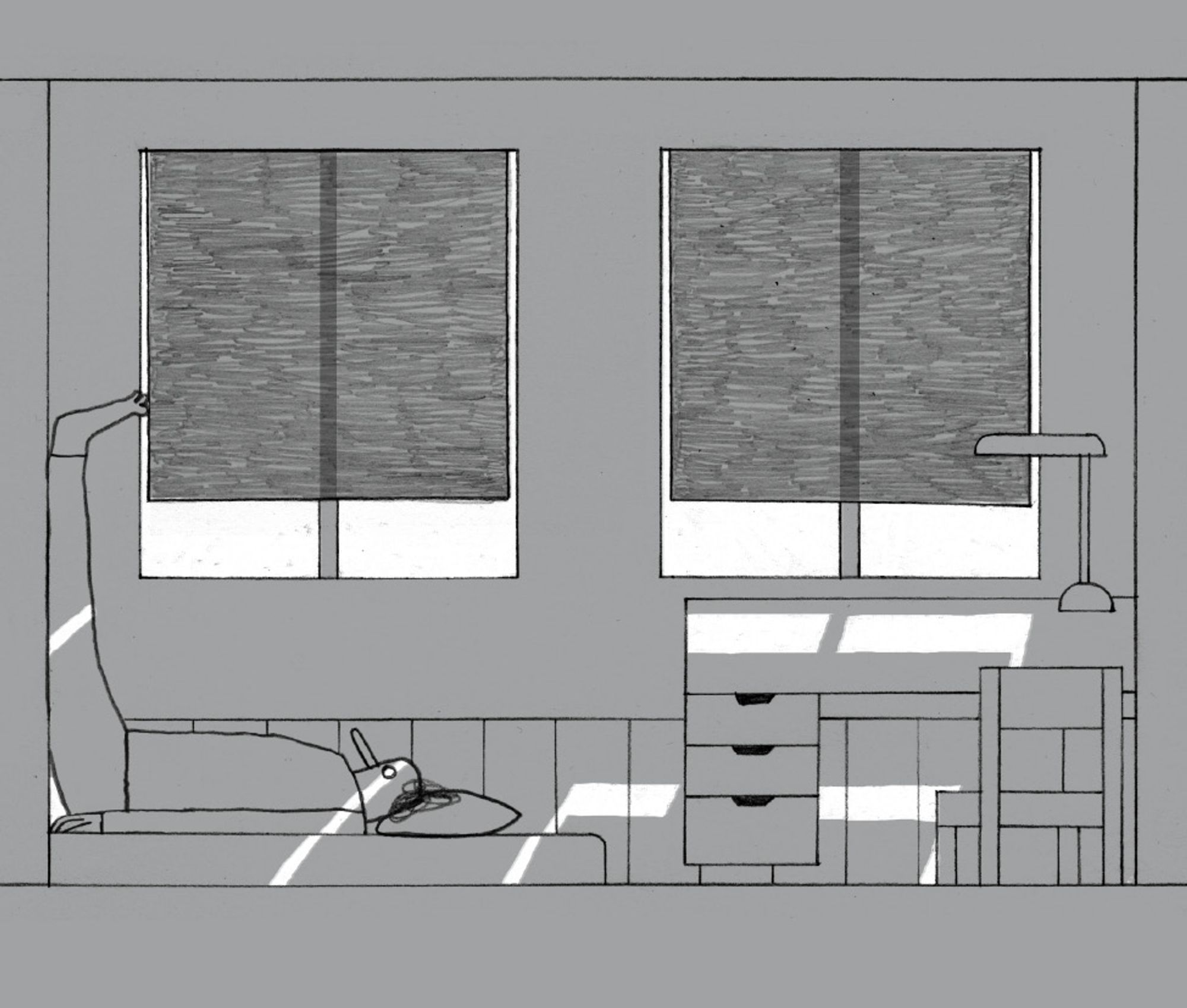 Bleistiftzeichnung eines Zimmers mit zwei Fenstern, darin links ein Bett und rechts ein Tisch mit Stuhl. Die Rollos sind fast ganz heruntergelassen, es fällt nur ein Streifen Licht in das Zimmer.
Auf dem Bett liegt eine schlappe Person auf dem Rücken, die Beine lehnen an der Wand.