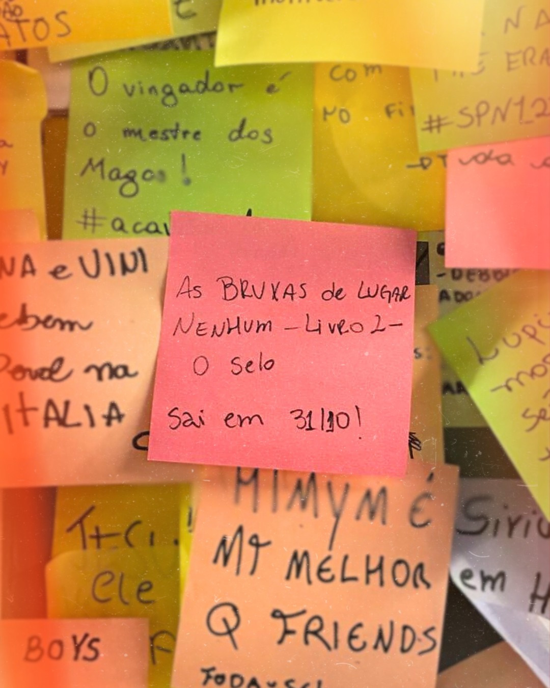 foto com vários post its coloridos desfocados ao redor de um cor de rosa que tem o texto AS BRUXAS DE LUGAR NENHUM - LIVRO 2 - O SELO - sai em 31/10!
