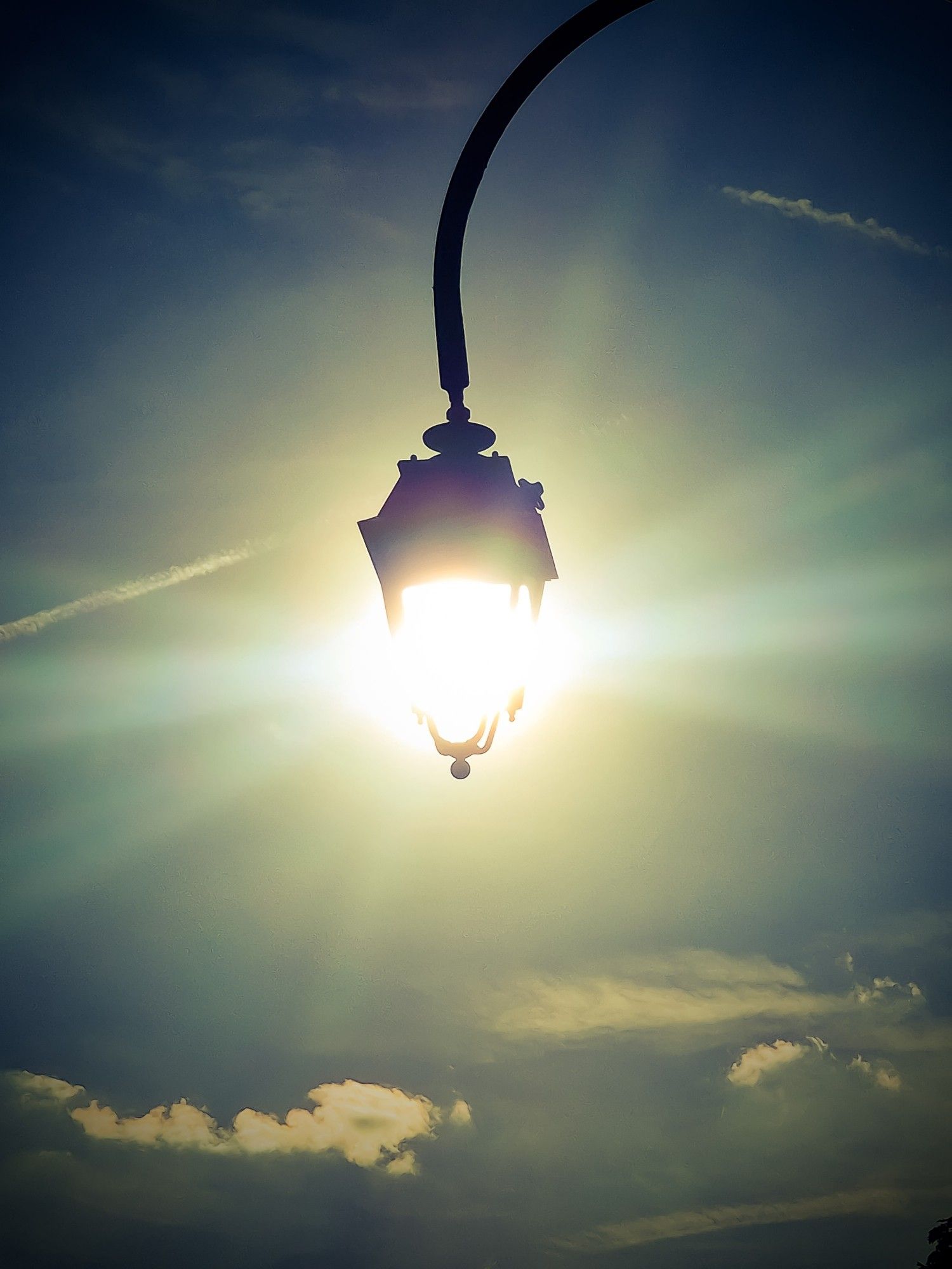 Photo du soleil au travers d'un réverbère