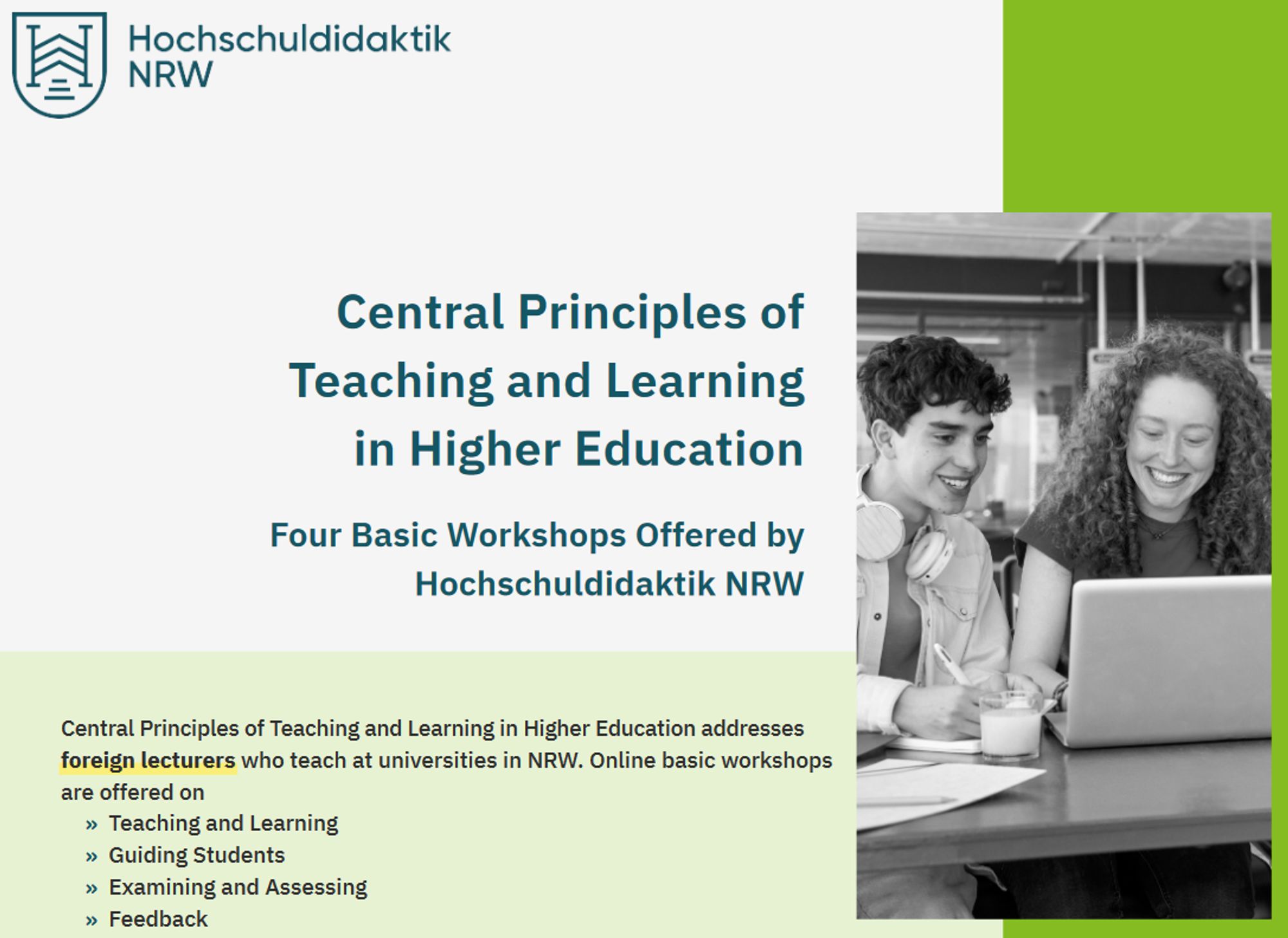 Auf dem Bild ist folgender Text in Englischer Sprache zu lesen: "Hochschuldidaktik NRW, Central Principles of Teaching and Learning in Higher Education, Four Basic Workshops offerd by Hochschuldidaktik NRW, Central Principles of Teaching and Learning in Higher Education adresses foreign lecturers who teach at universities in NRW. Online basic workshops are offered on: Teaching and Learning, Guiding students, Examining and Assessing, Feedback". Rechts daneben ist ein schwarz-weißes Bild zweier Studierender zu sehen, die gemeinsam an einem Laptop arbeiten.