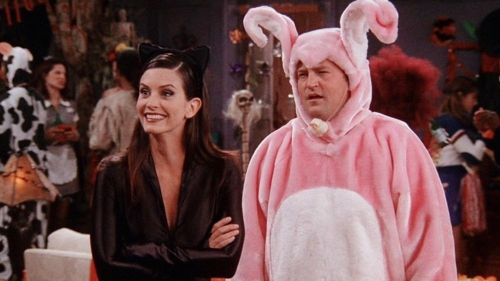 Monica y Chandler en el episodio de Halloween. Monica va vestida de catwomam y Chandler de conejito rosa