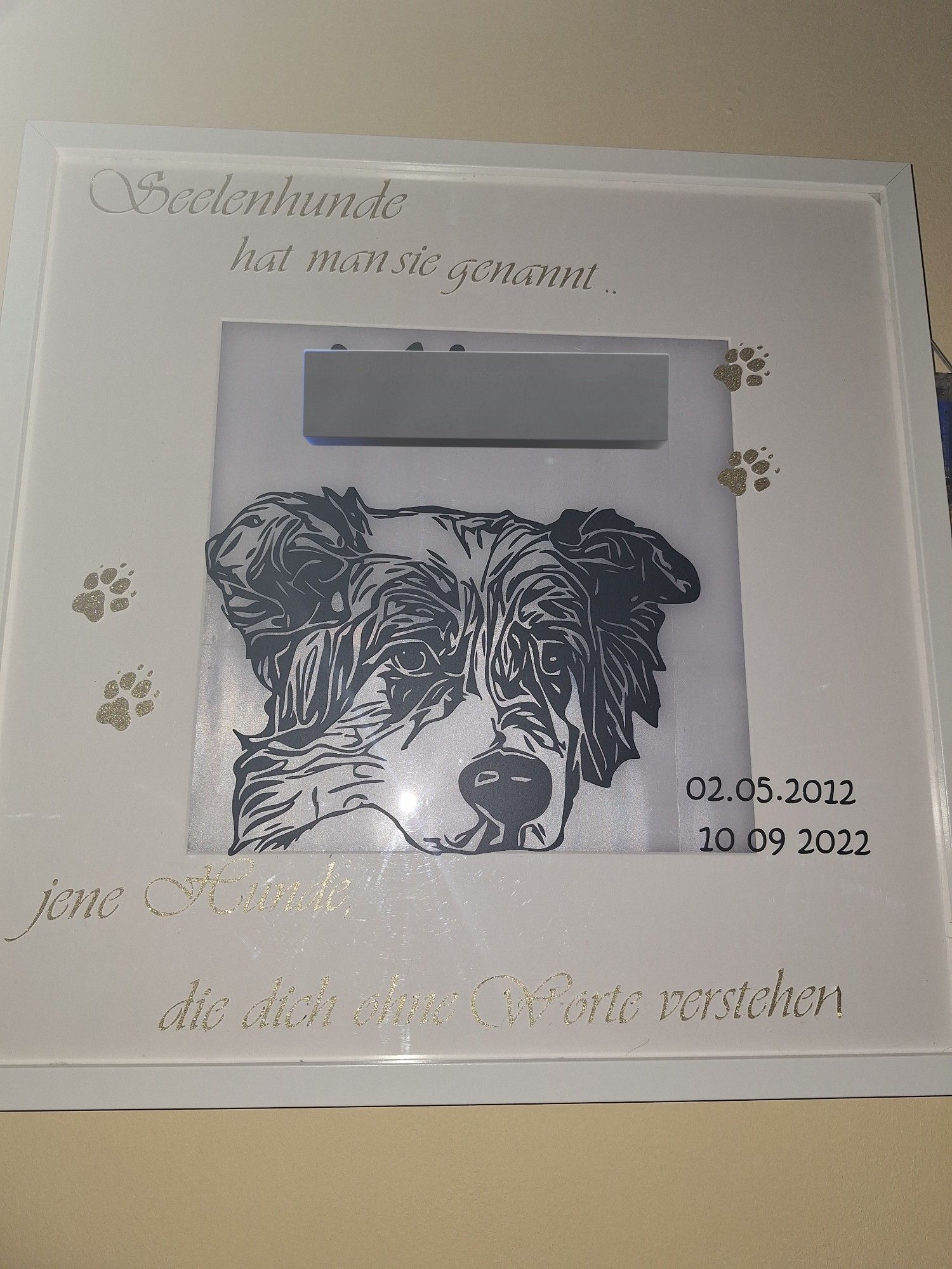 Bilderrahmen beleuchtet mit aufgeklebt Hundekopf, Sterneffekt Hintergrund und einem Spruch (Seelenhunde hat man sie genannt, jene Hunde, die dich ohne Worte verstehen). Der Name des Hundes ist mit einem schwarzen Balken abgedeckt