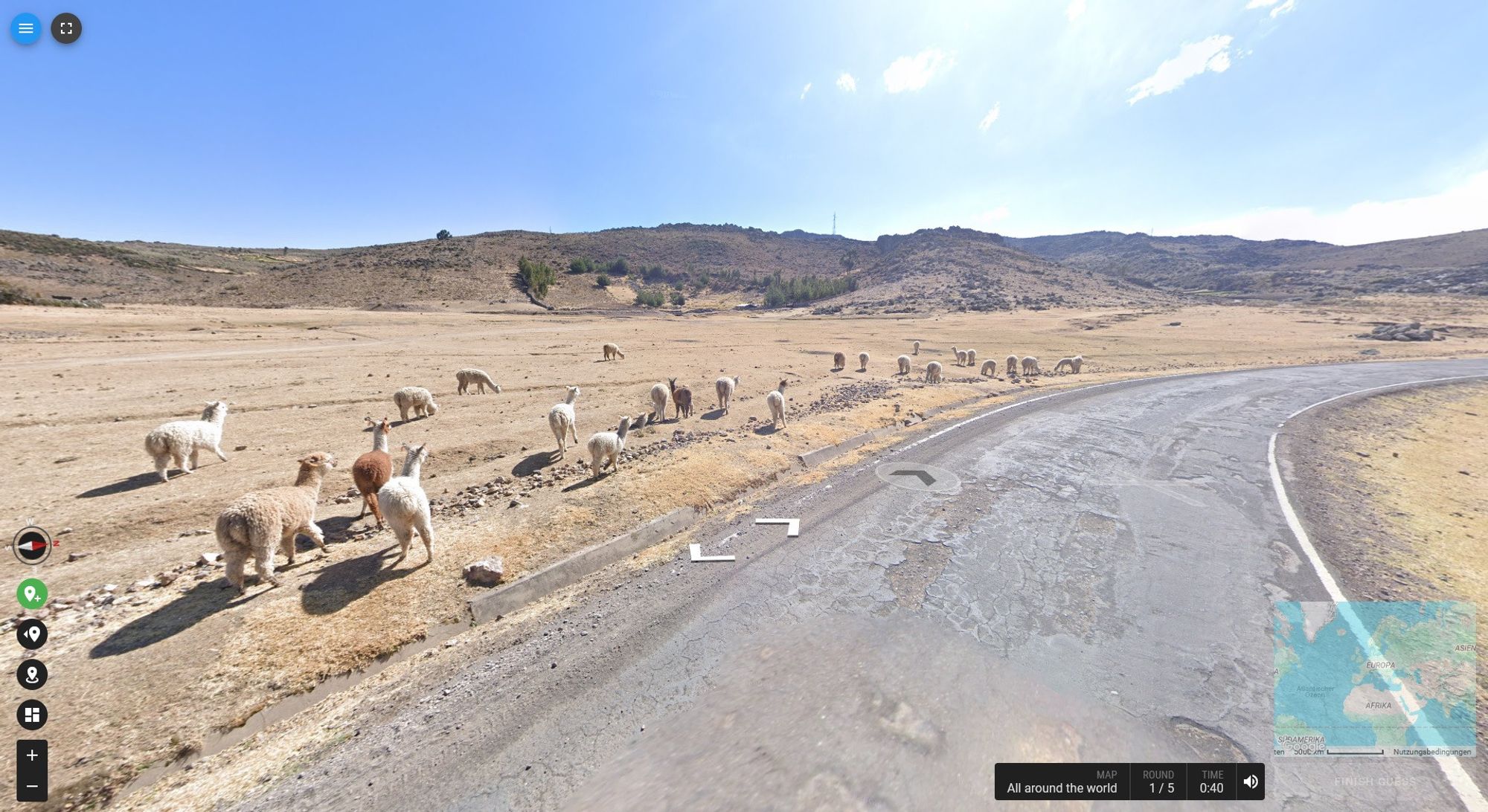 Eine Herde Alpakas an einer Straße in den peruanischen Anden bei Google Street View bzw. Geotastic