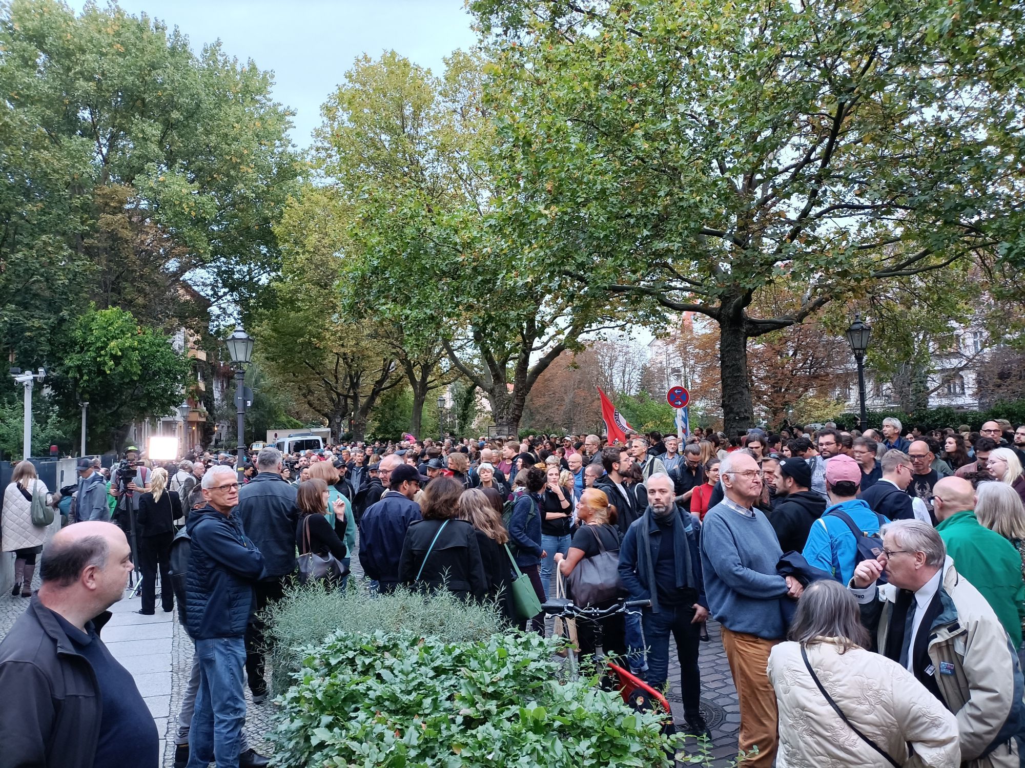 Menschen vor der Jüdischen Synagoge am Fraenkleufer in Berlin-Kreuzberg