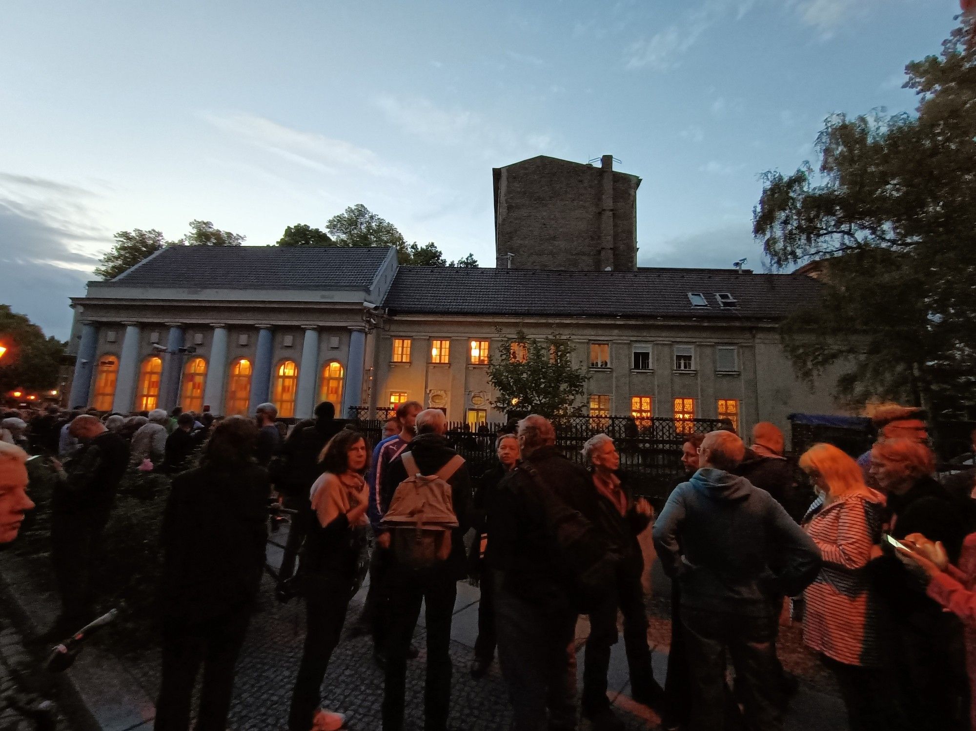 Menschen vor der Jüdischen Synagoge am Fraenkleufer in Berlin-Kreuzberg