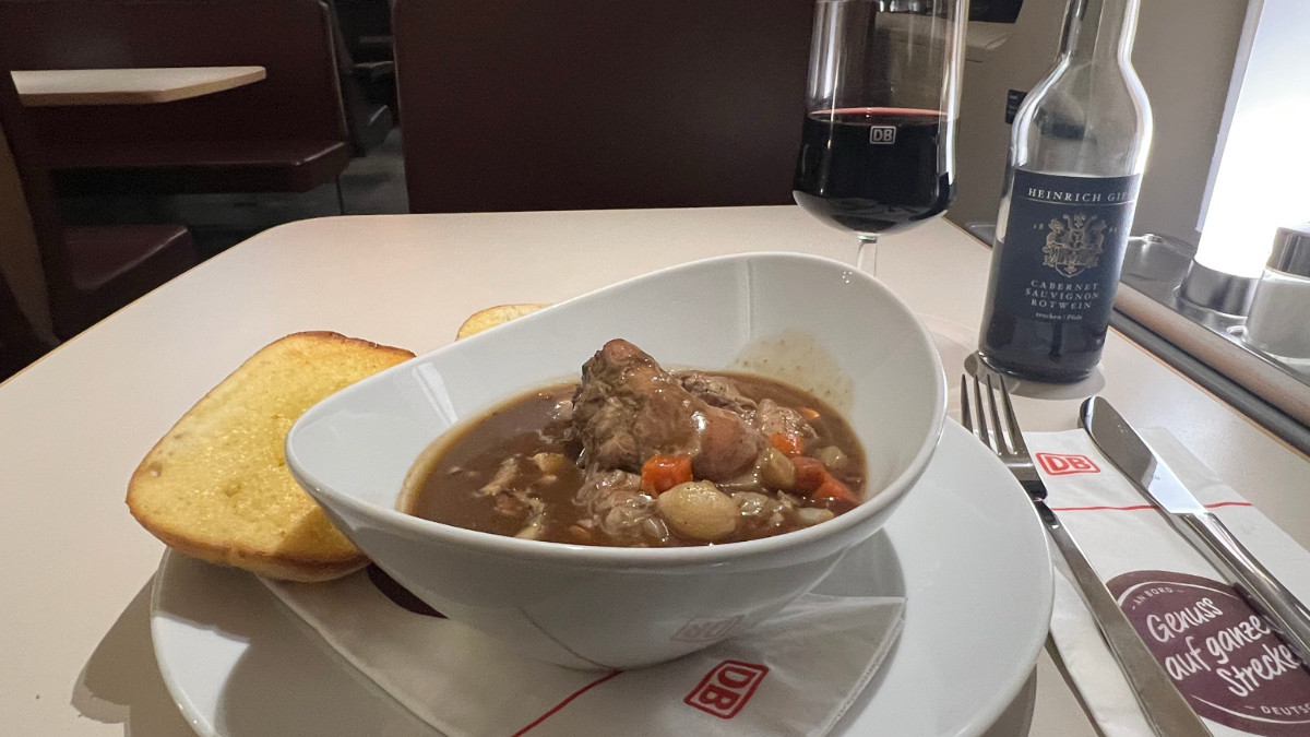 Coq au Vin im ICE-Bordrestaurant.