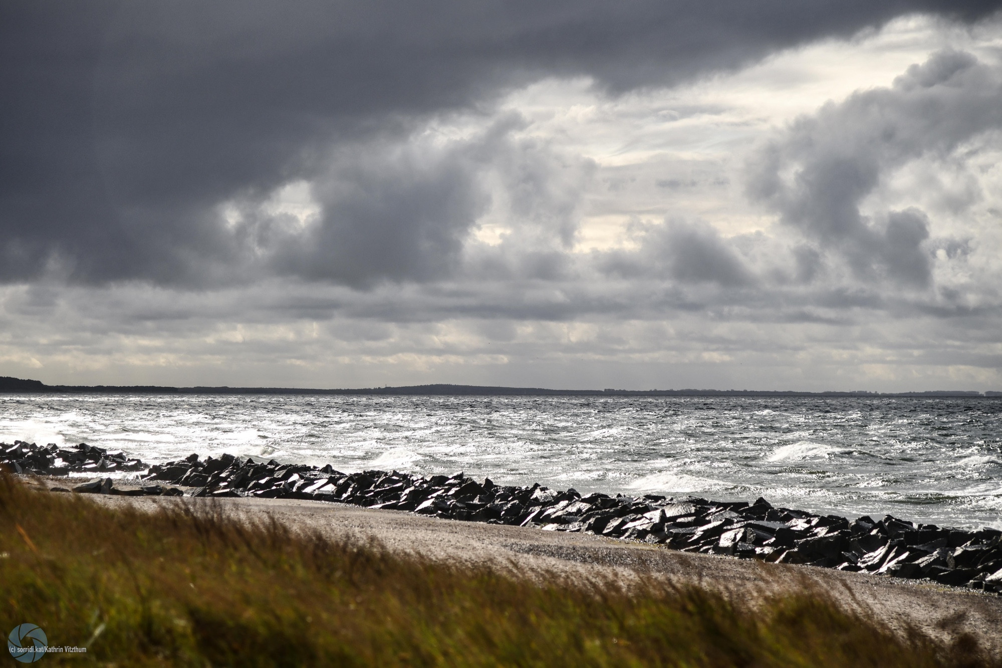 Abziehende Regenwolken, die Sonne bringt die Ostsee schon zum Glänzen.