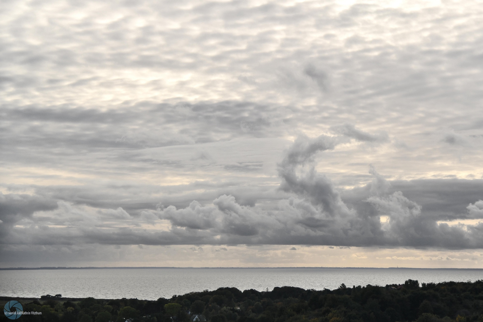 Vom großen Inselblick aufgenommene Wolkenformation vor der Insel Hiddensee.