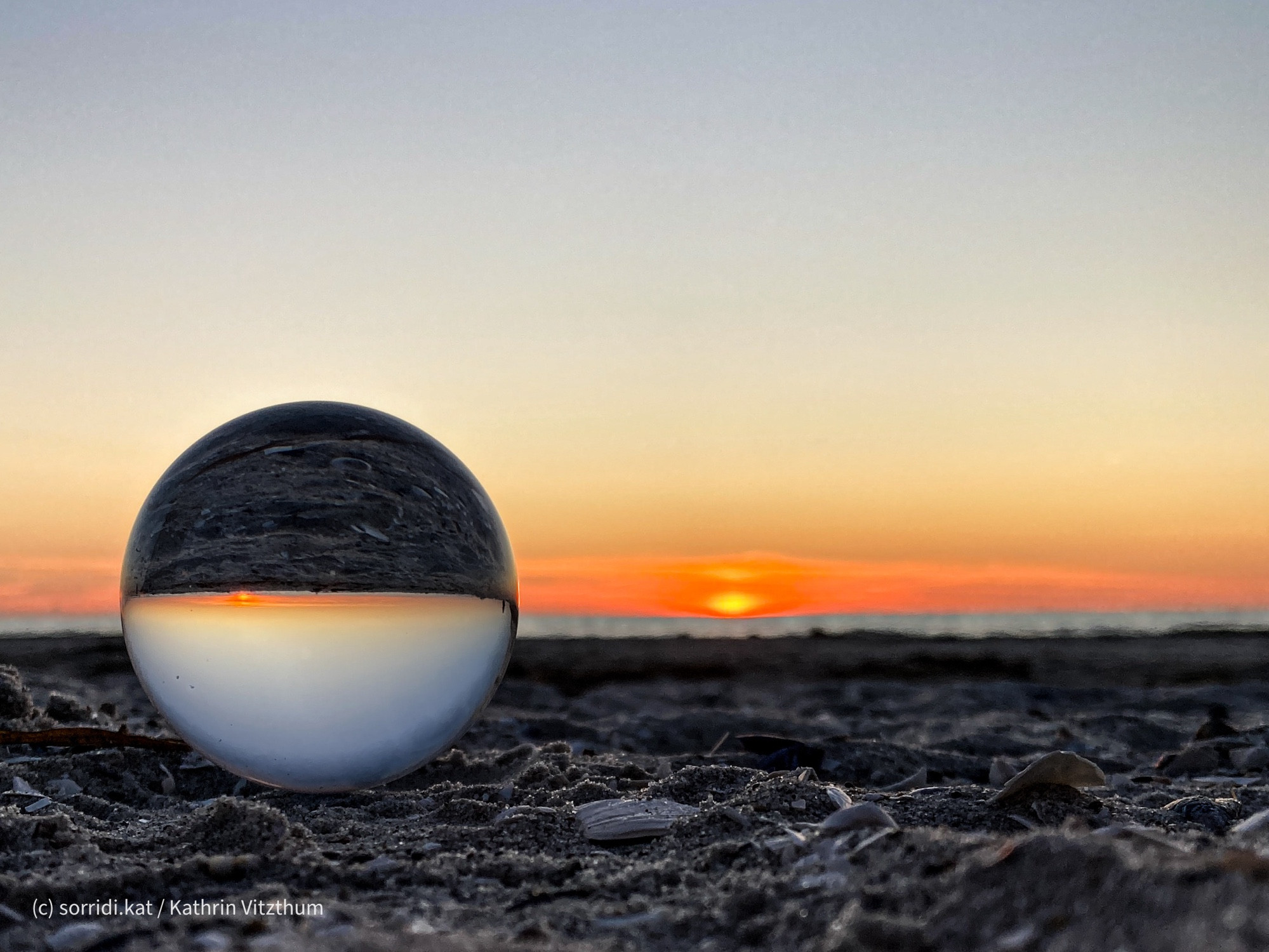 Lensball im Sonnenuntergang.