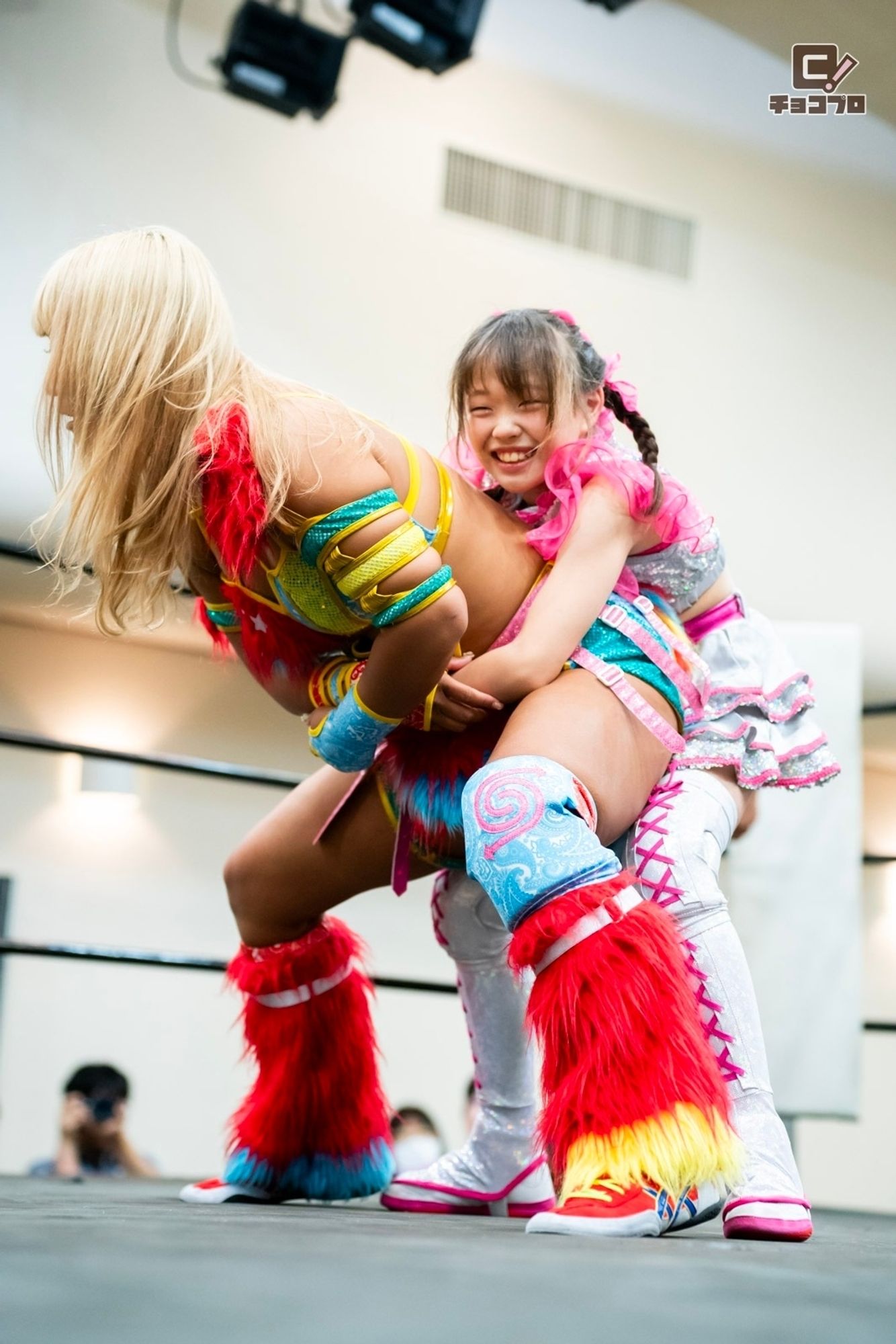 Mei Suruga protege and Emi Sakura rival Kaho looks to suplex the Sparks Joshi champion, SAKI