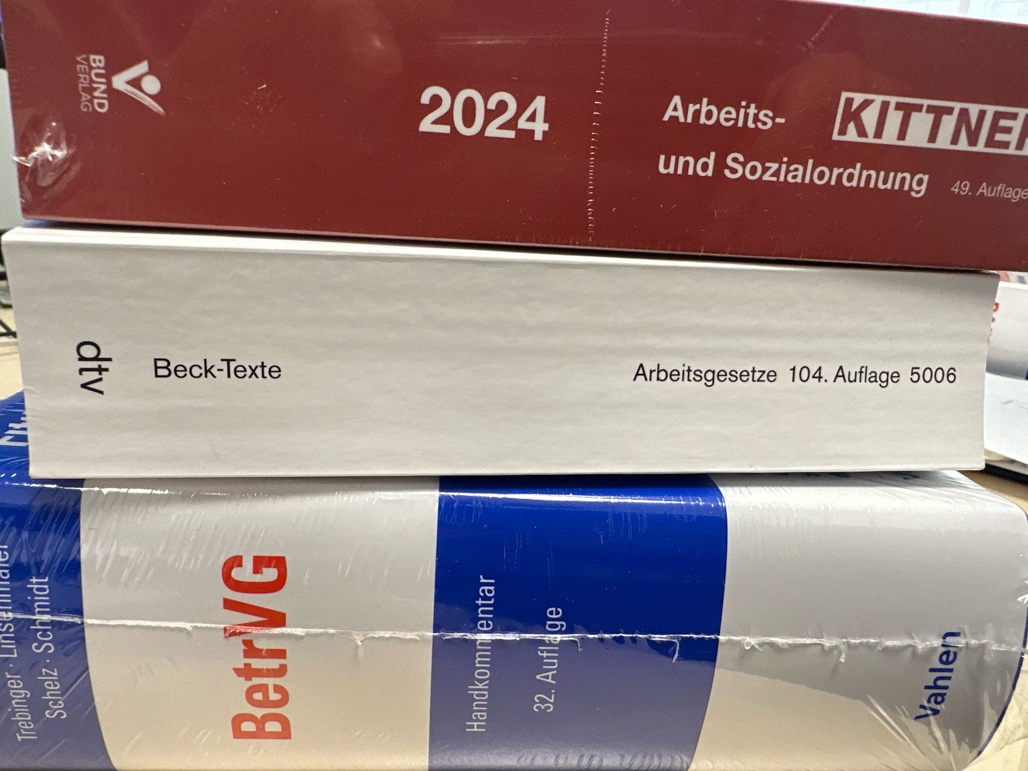 3 Sachbücher im Stapel