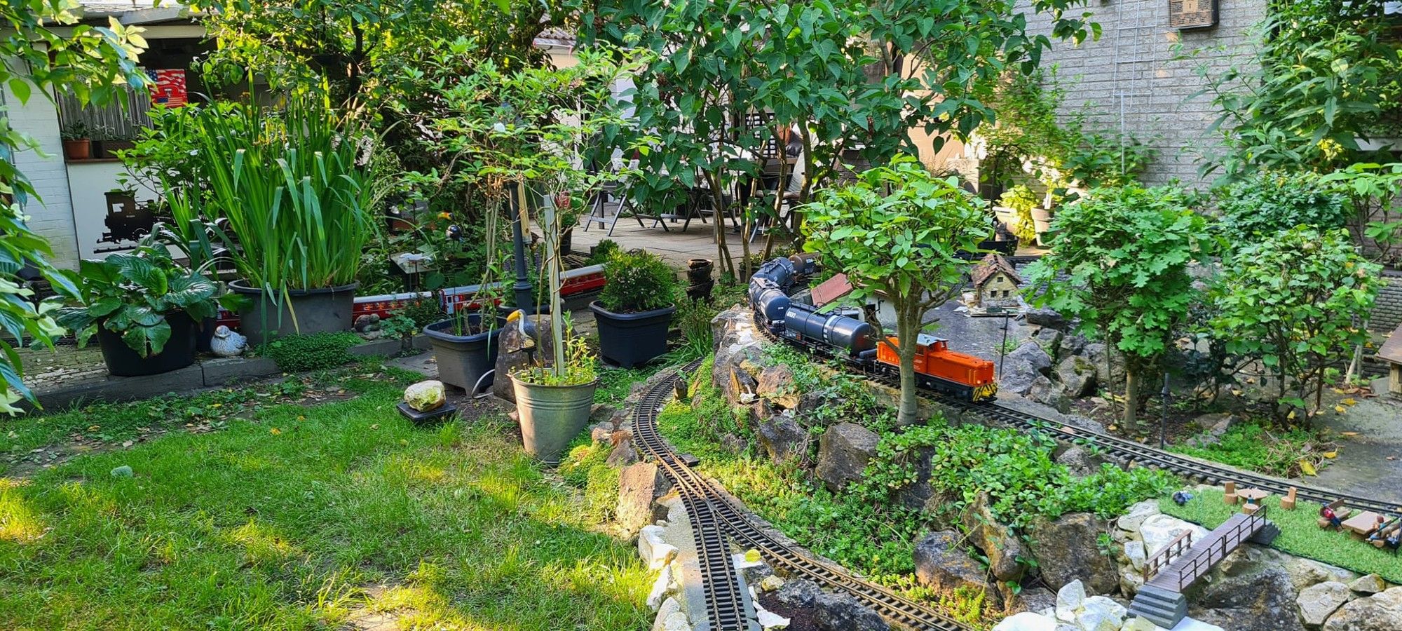 Ein Gartenbahn in Deutschland...someone's garden railway with a multi-tiered LGB track setup.