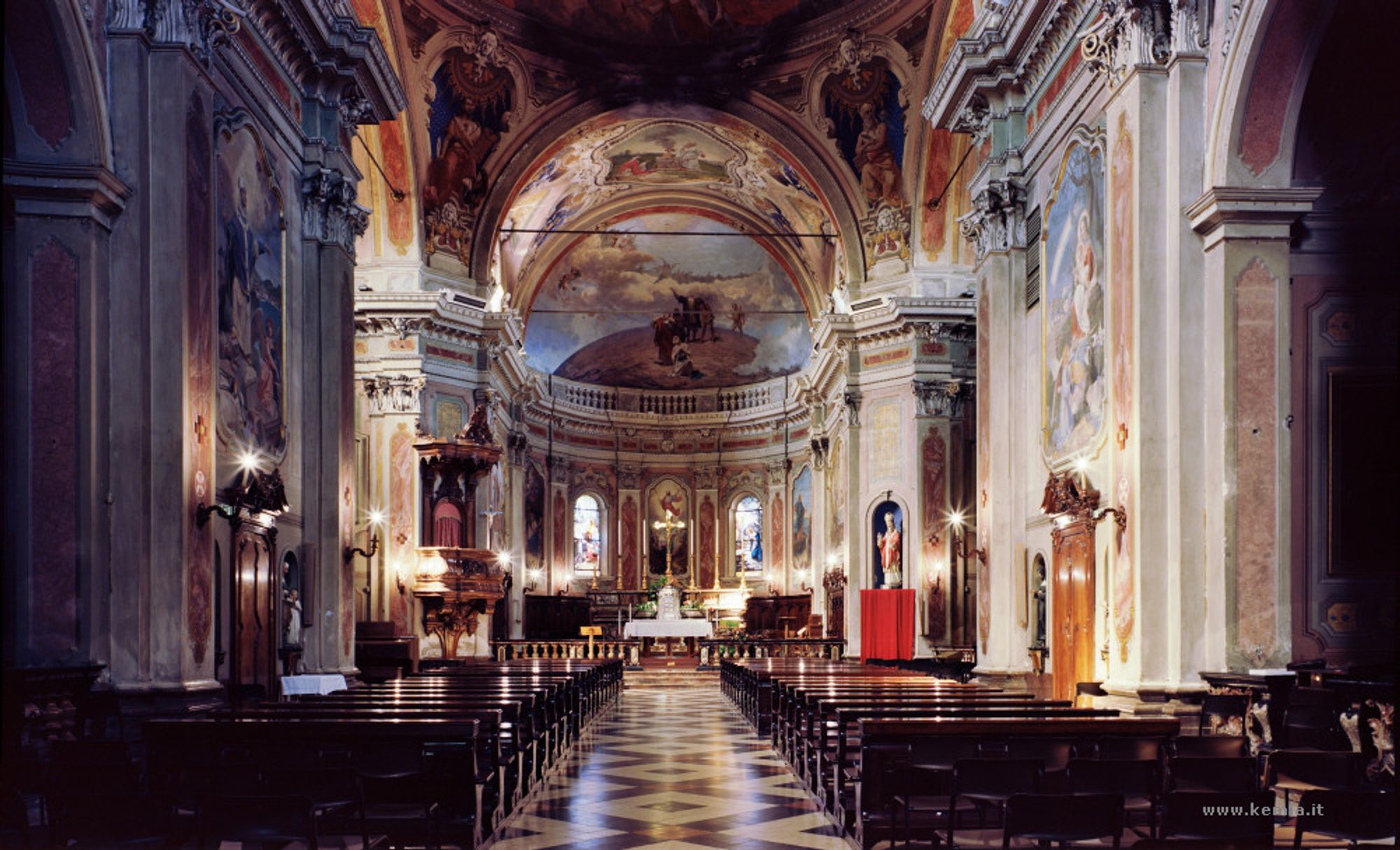 Chiesa di S. Siro, Lomazzo (CO, Italy) con la luce di mezzogiorno ai primi di settembre