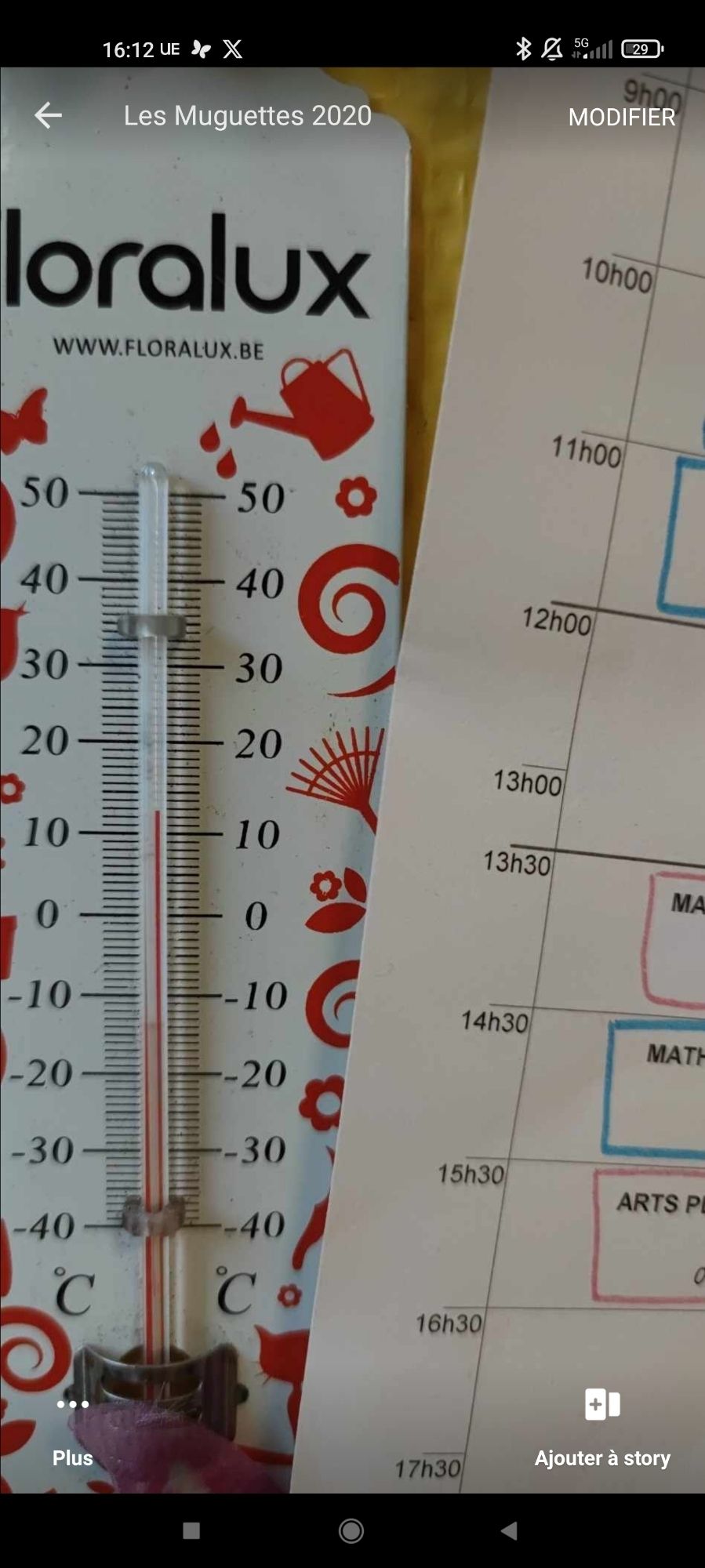 Thermomètre indiquant 13 degrés dans une salle de classe