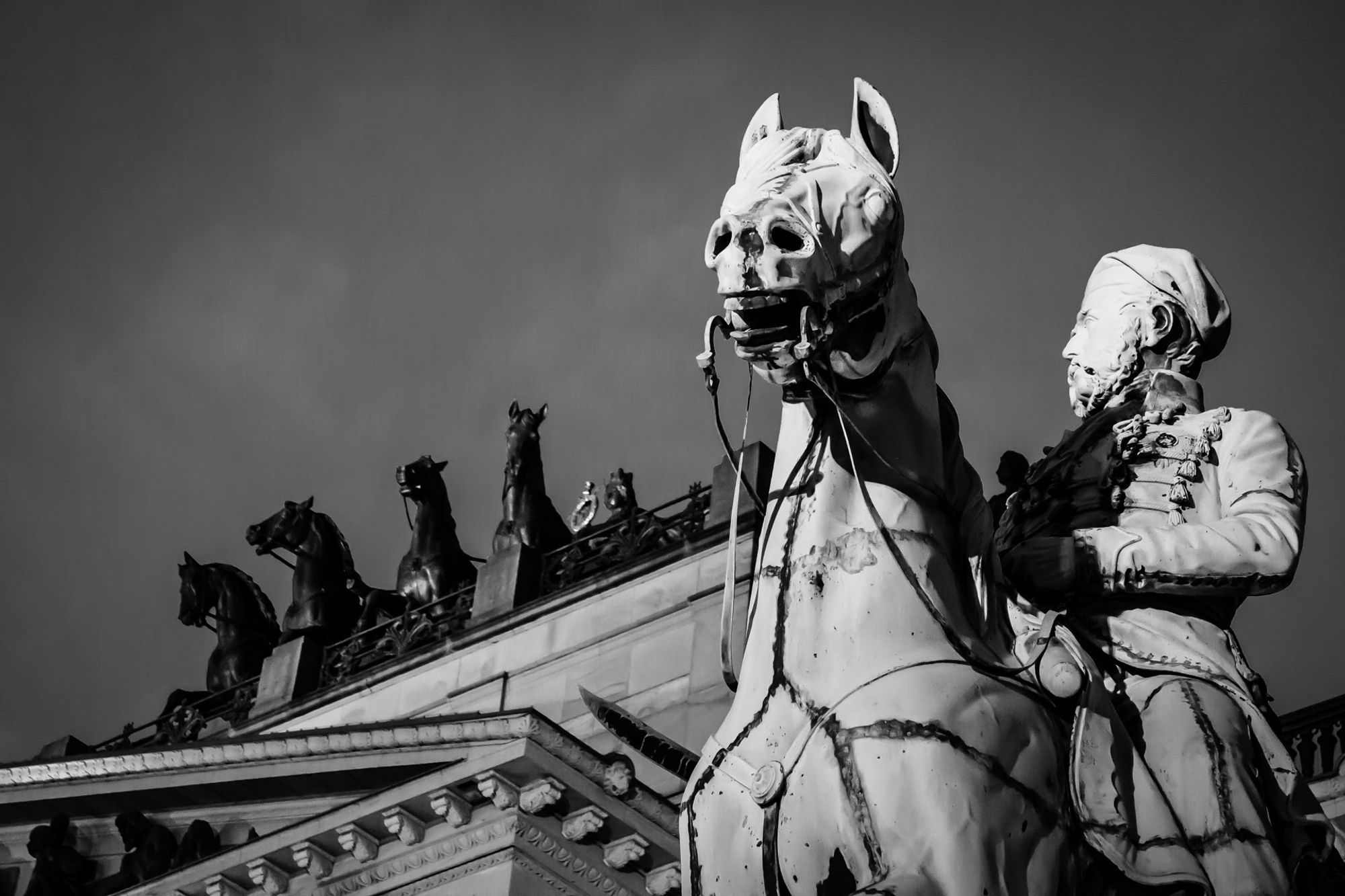 Reiterstatue schaut zur Quadriga hinauf.