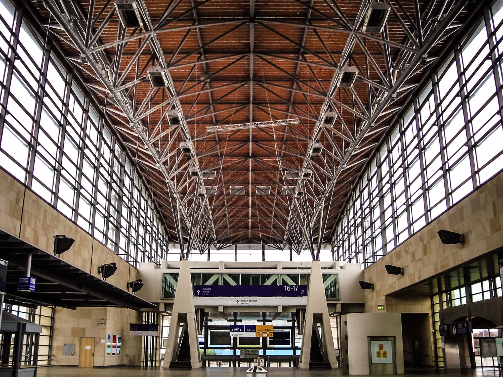 Bahnhofshalle mit vielen Stahlträgern an der Decke.