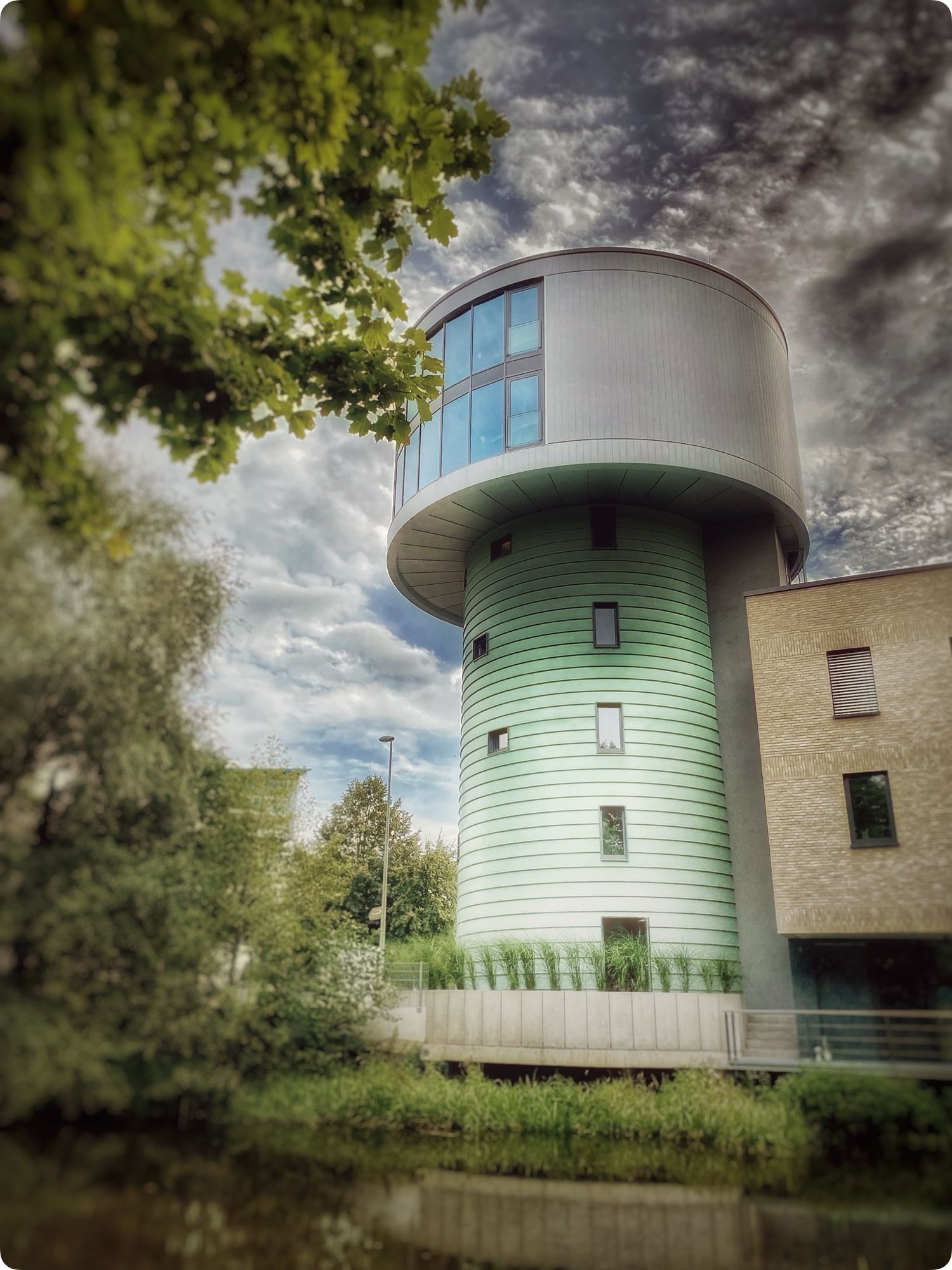 Ein alter Silo zu einem Café in futuristischem Stil umfunktioniert. Eine große Glasfront bietet Panoramablick.