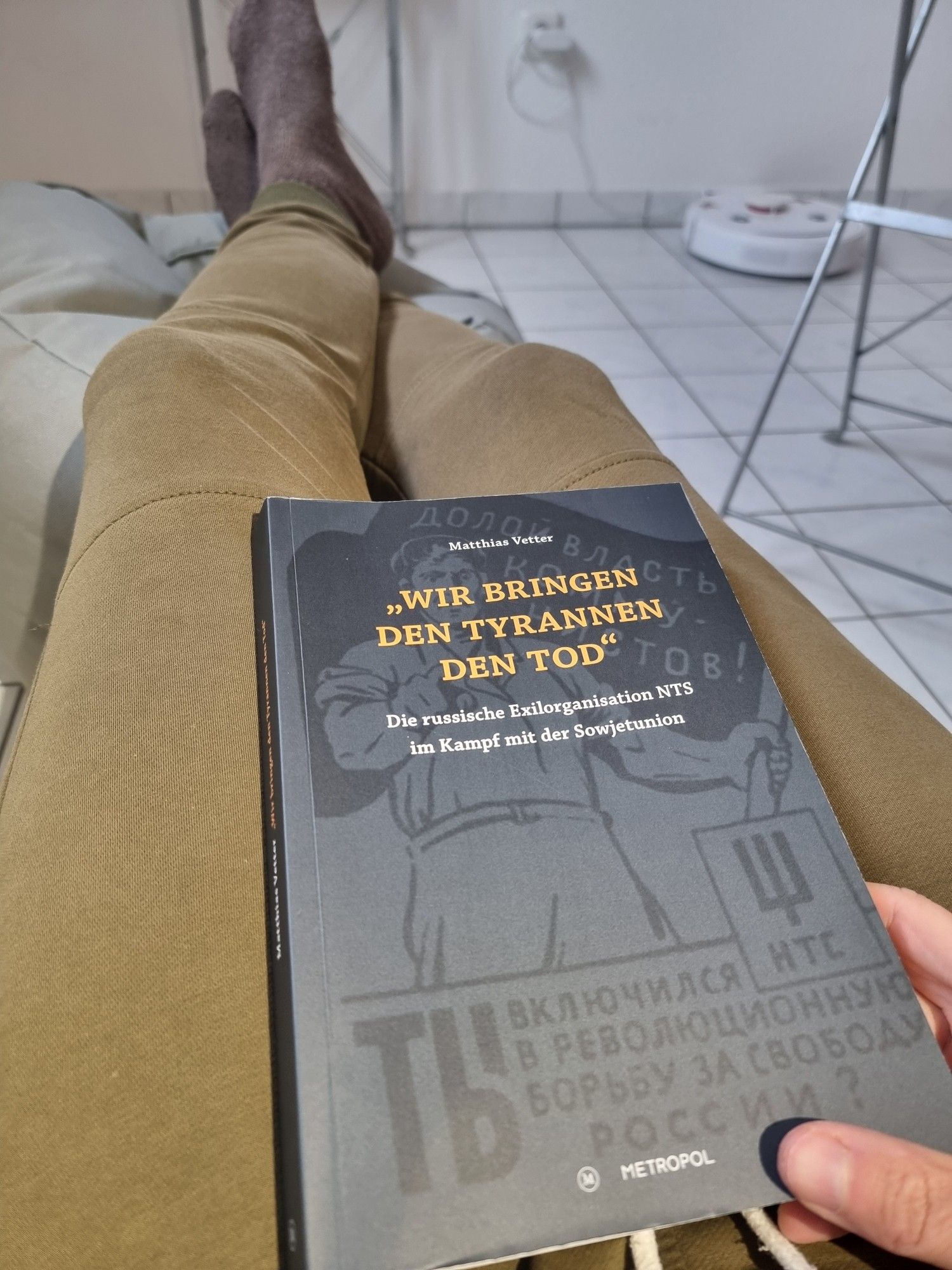 Man sieht das Buch "'Wir bringen den Tyrannen den Tod'. Die russische exilorganisation NTS im Kampf mit der Sowjetunion" des Osteuropa Historikers Matthias Vetter.