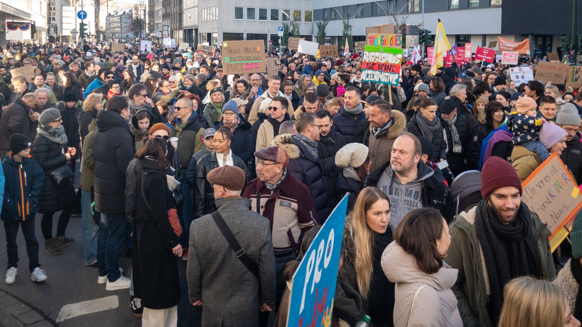 100.000 Demonstranten gegen die FckAfd in Düsseldorf