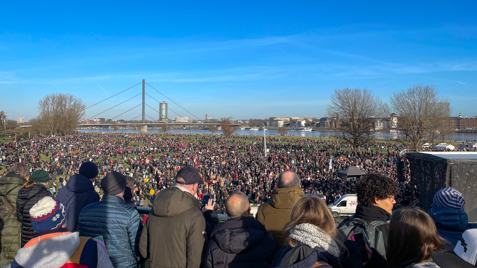 100.000 Demonstranten gegen die FckAfd in Düsseldorf