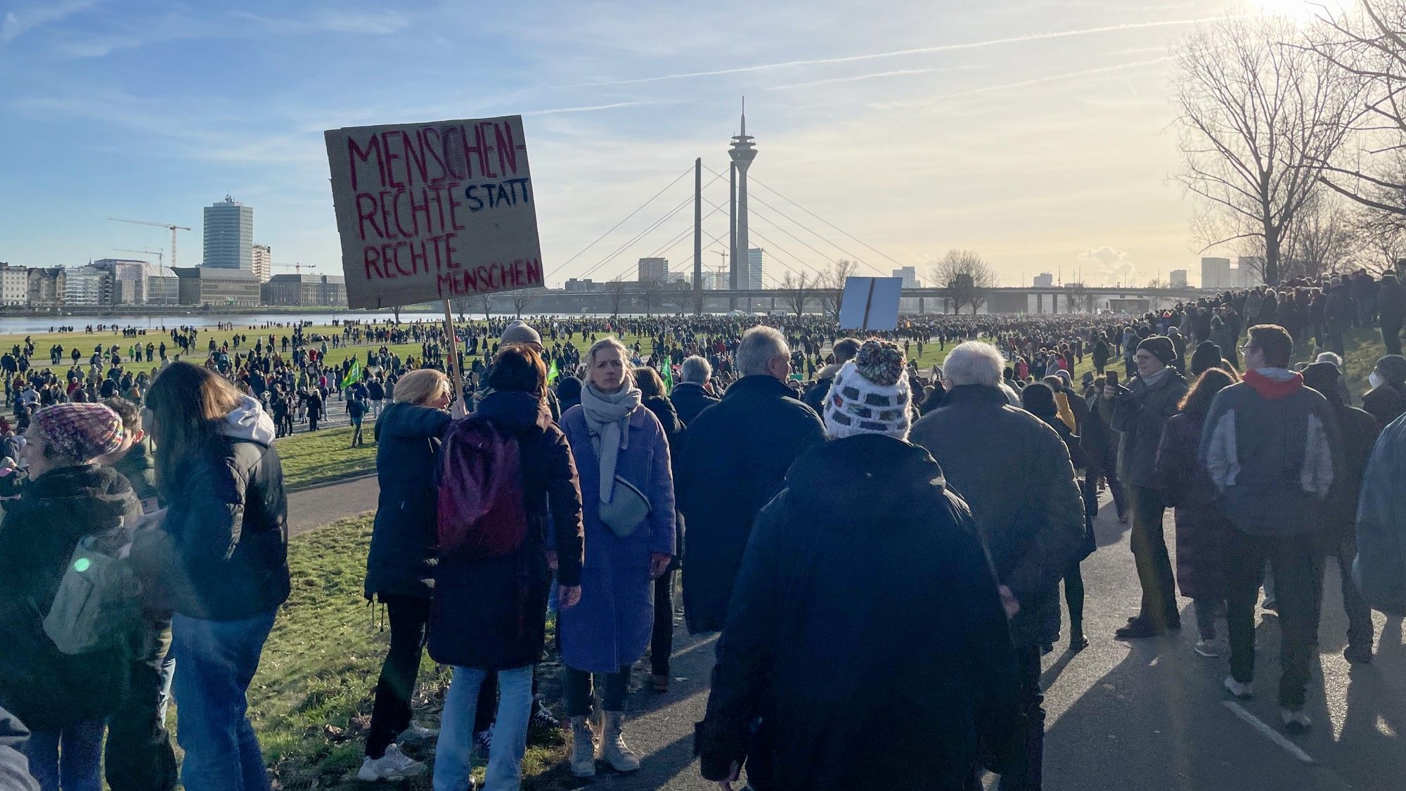 100.000 Demonstranten gegen die FckAfd in Düsseldorf