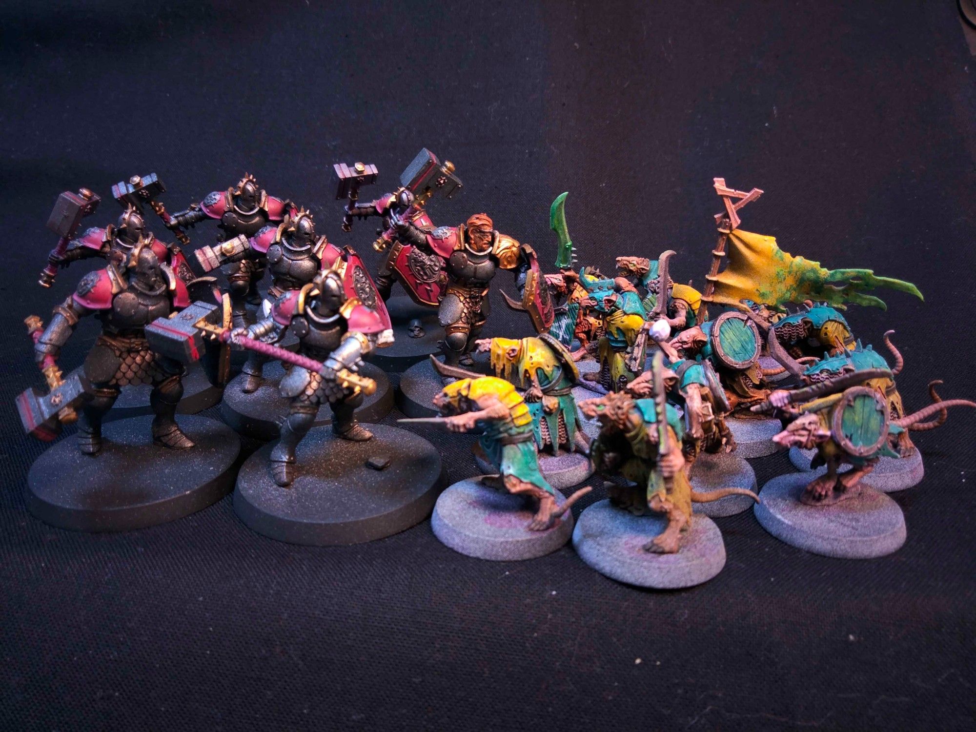 Squad of Stormcast infantry with hammers on the left, facing off against a group of Skaven clanrats on the right.