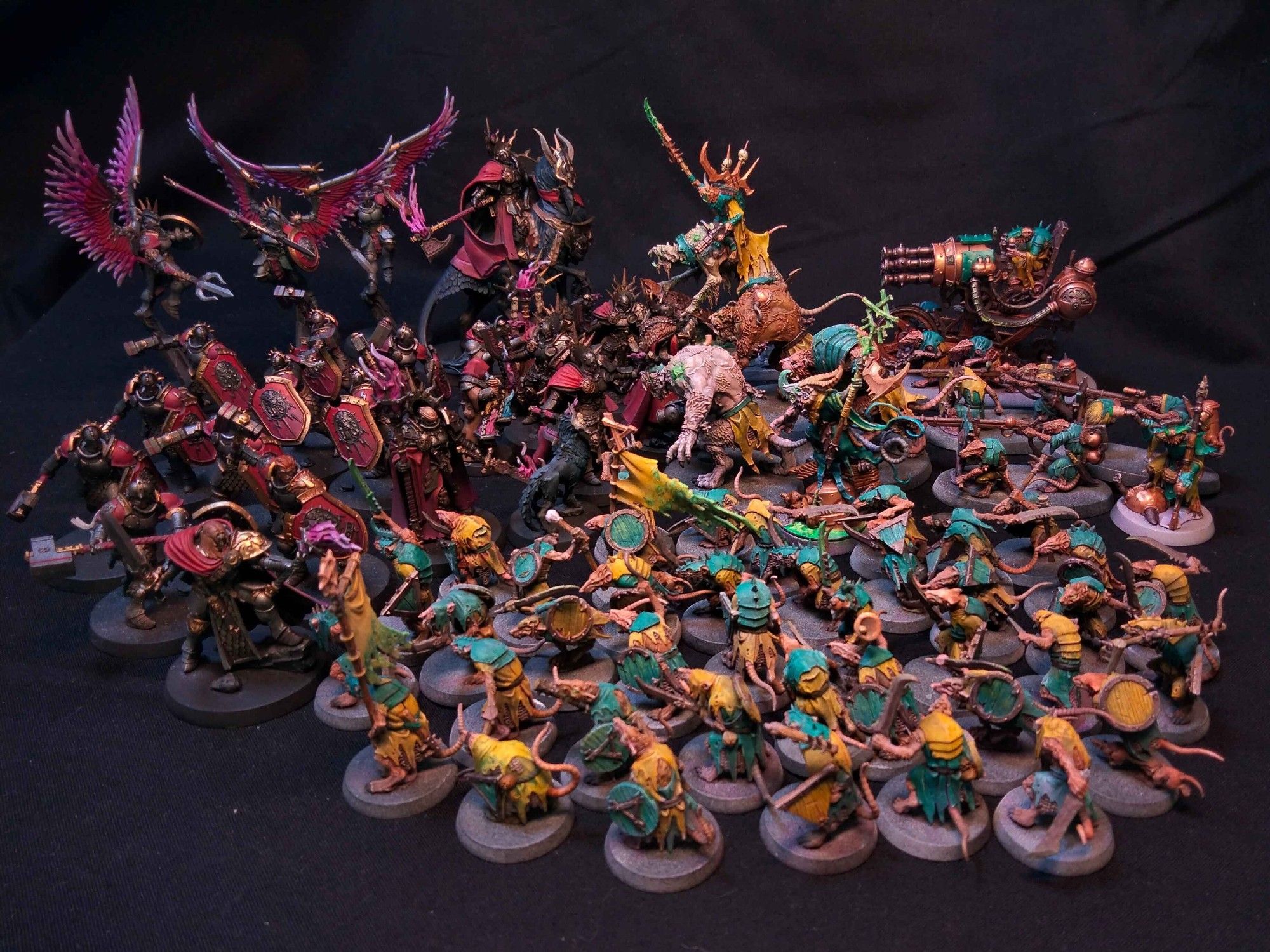 Entire Age of Sigmar 4th edition launch box "Skaventide" painted up. Yellow-Turquoise ratman army is facing off against the red-purple and dark iron Stormcast Eternals.