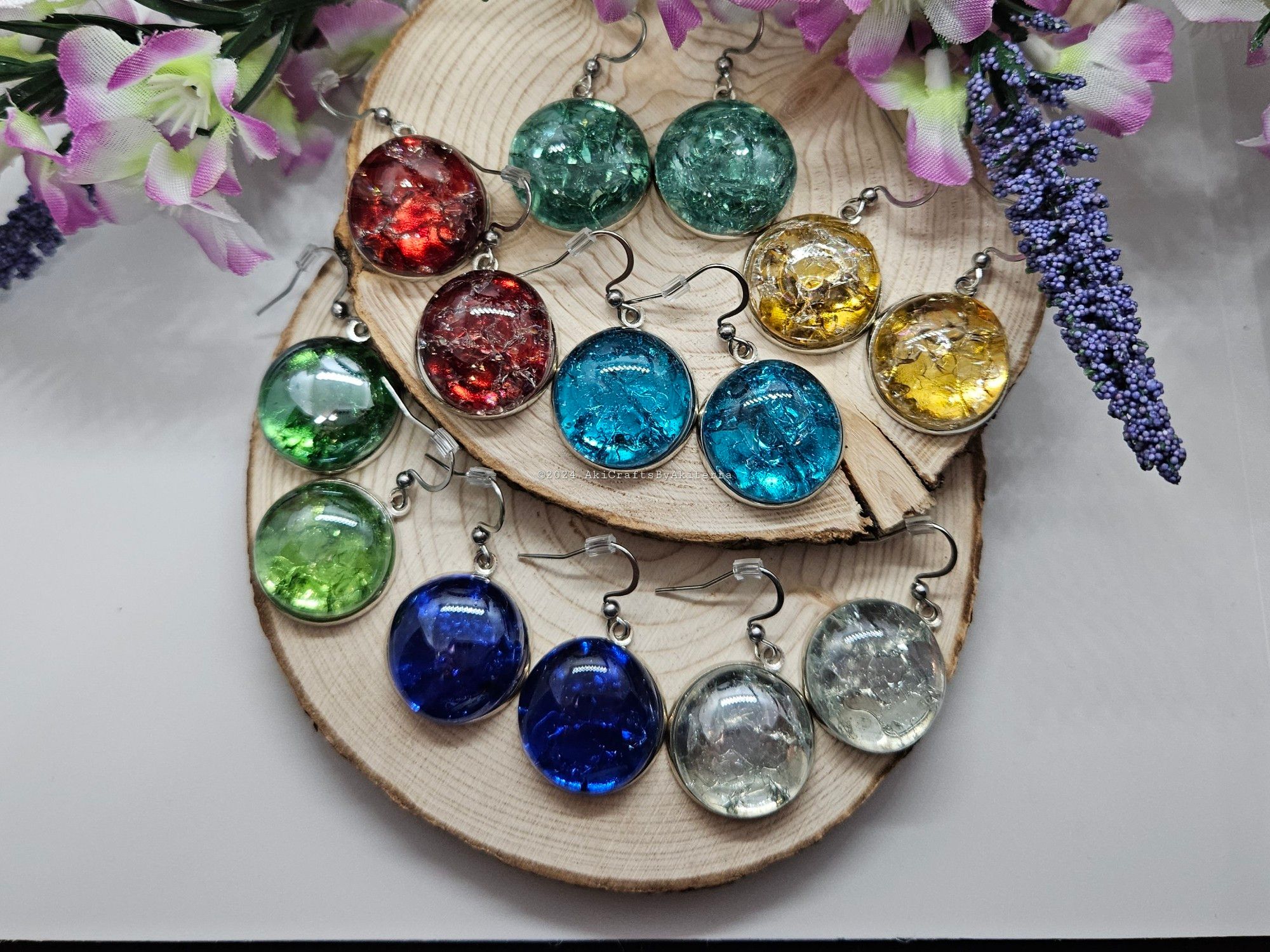 Stunning glass earrings are available on my #Etsy shop! 

Red, blue, yellow, turquoise, and many more colors to match your fit. You may also choose one of each color!

https://akicraftsbyakiterra.etsy.com/listing/1633806321