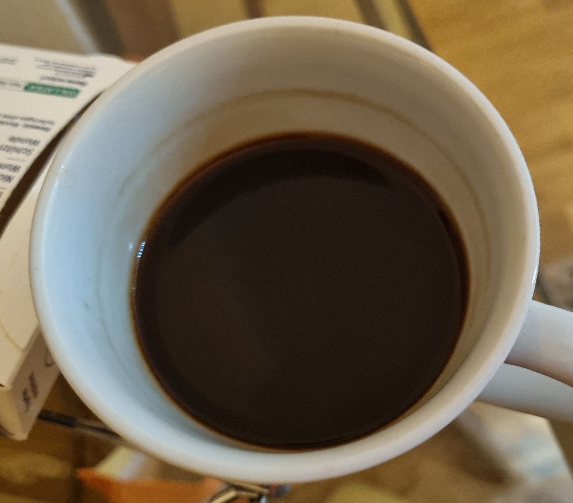 Kaffee in einem weißen Porzellanbecher.