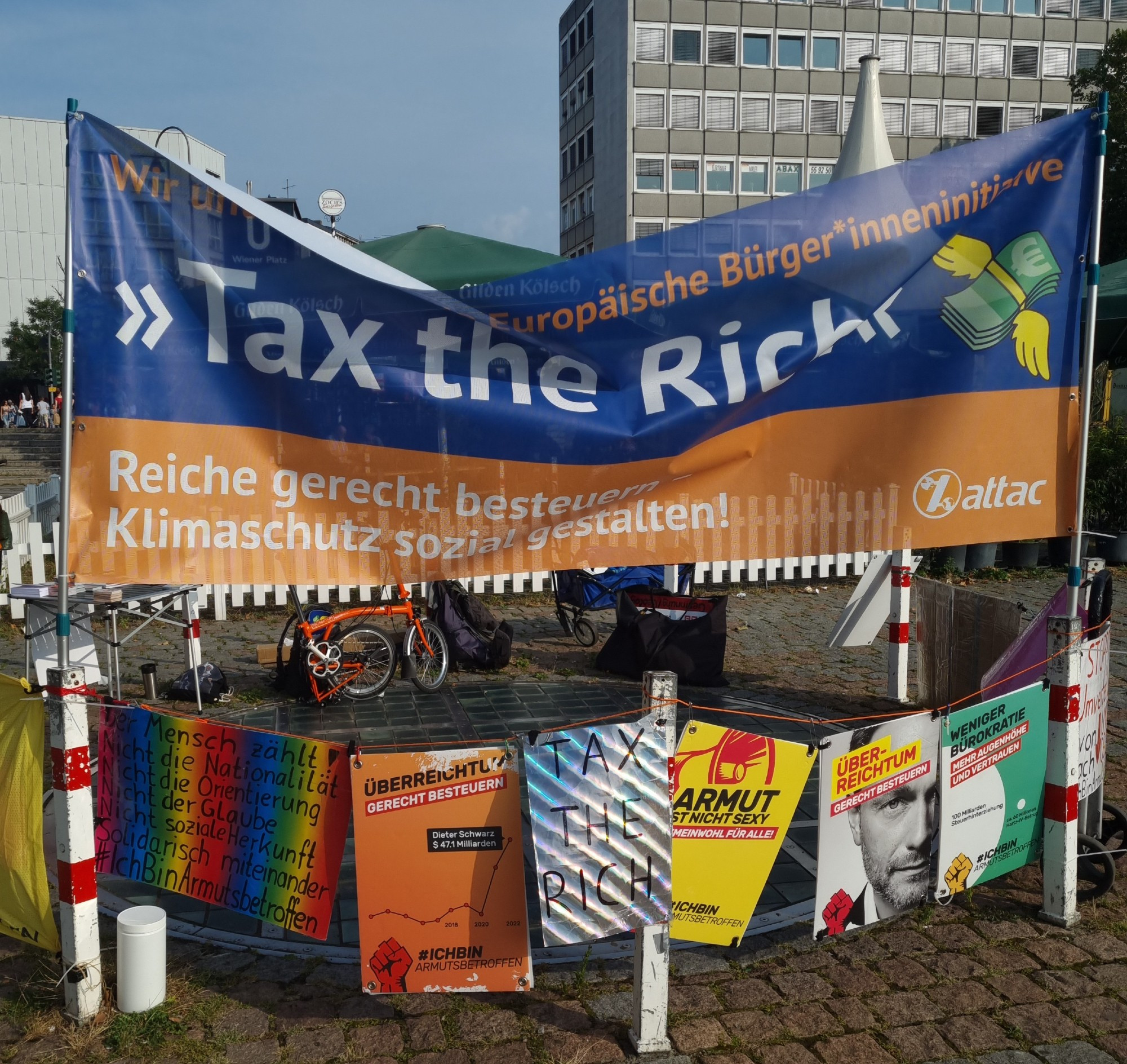 Verschiedene Plakate und ein Banner mit politischen Forderungen.