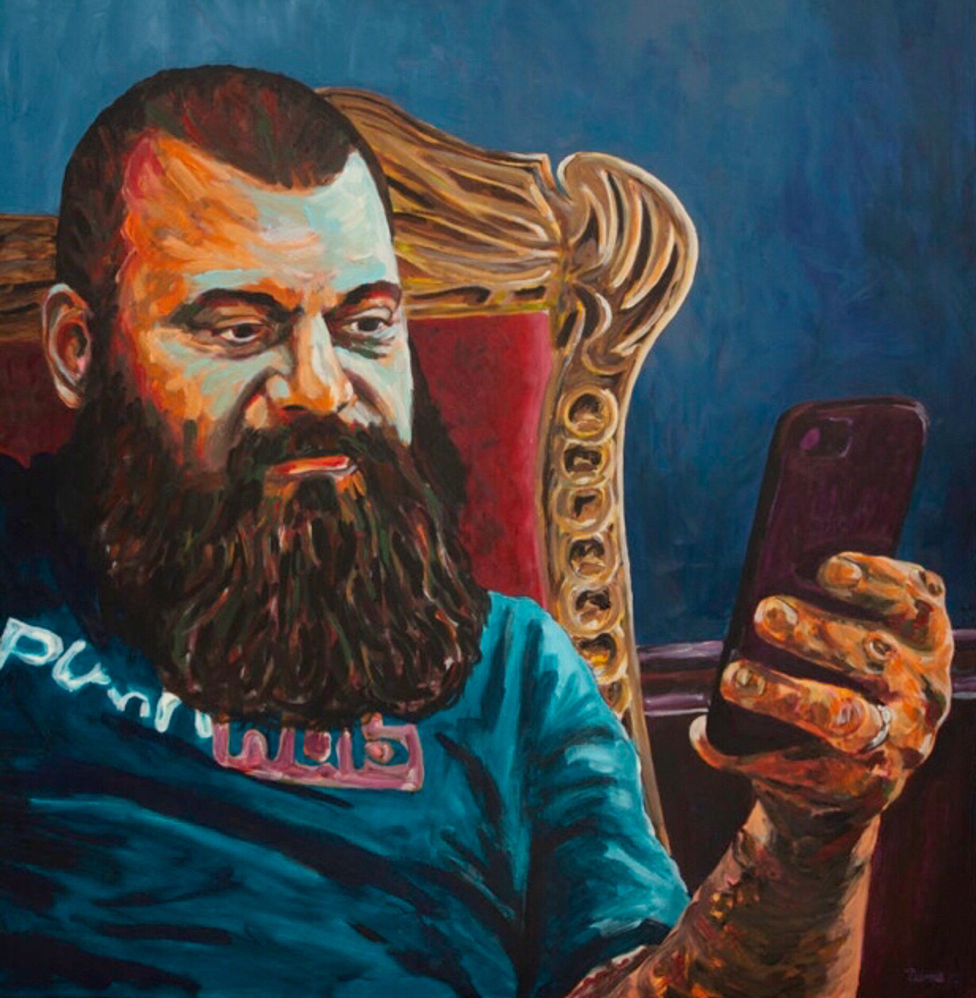 Portait à l’acrylique  de l’infiniment regretté Manu, grand tatoueur rouennais, assis et regardant son téléphone.