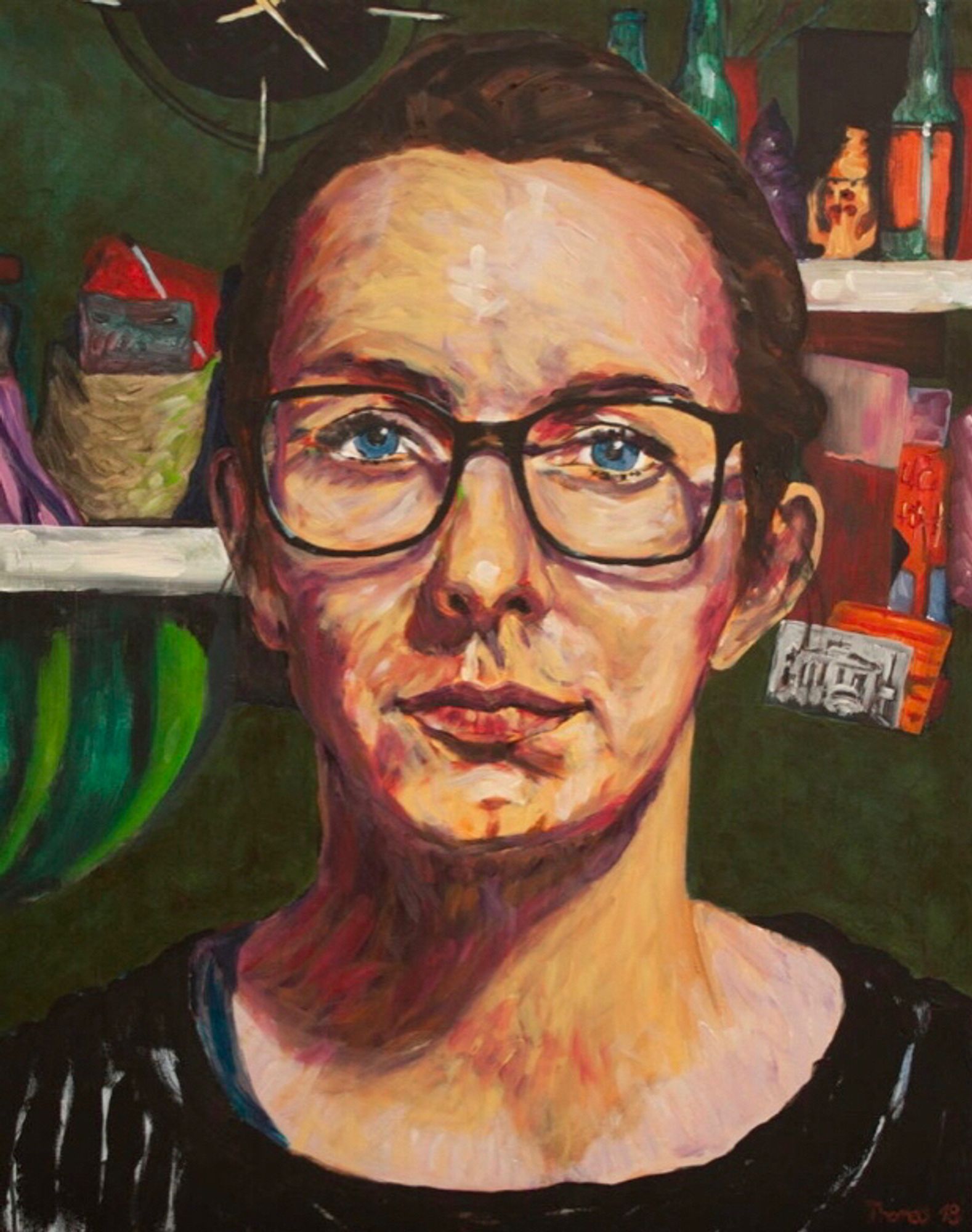 Portrait d’Elodie, en buste serré, à l’acrylique. Elle pose devant des étagères et une pendule, dans une cuisine.